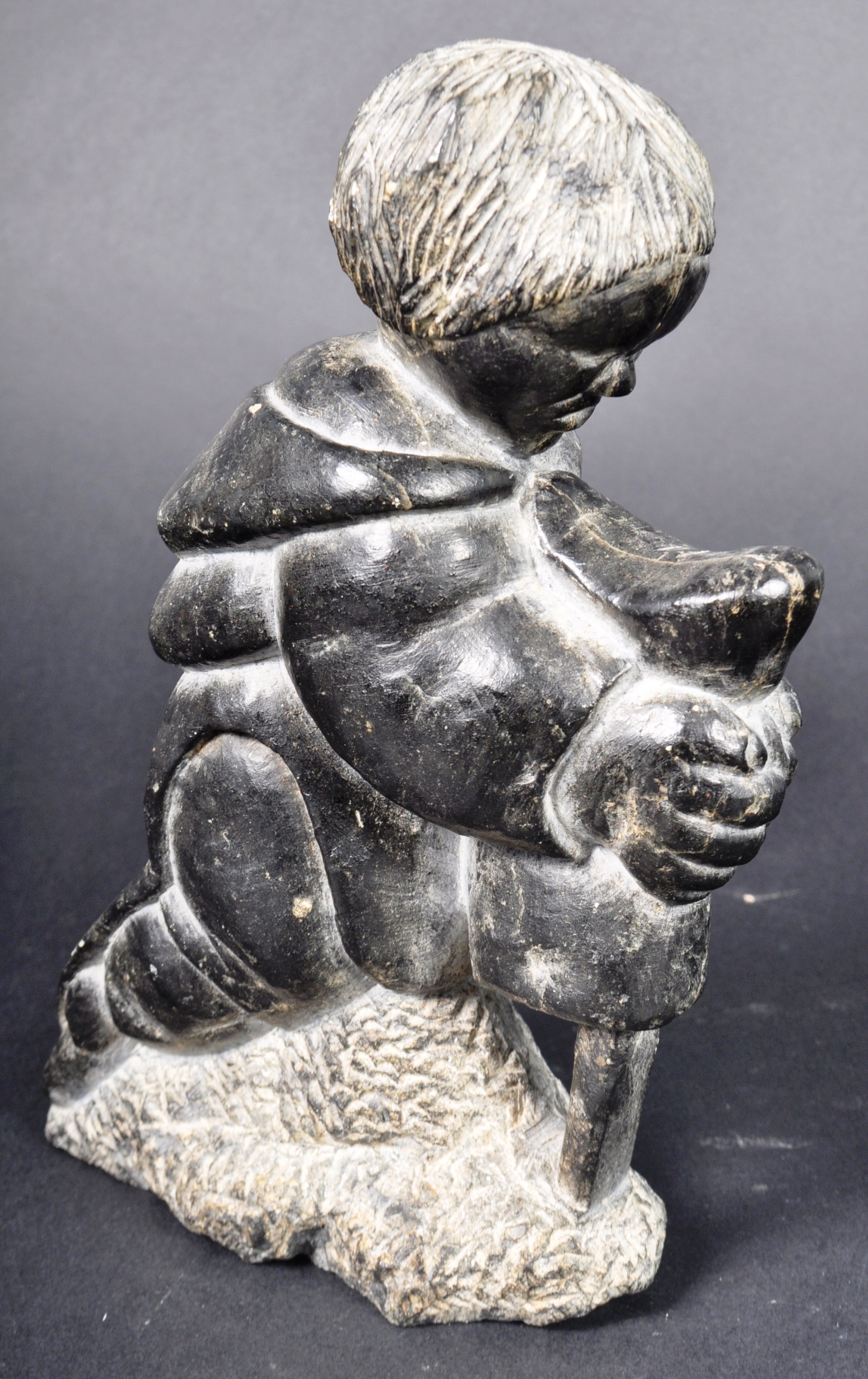 DAVIDEE SAUMIK - INUIT ART CARVED FIGURINE OF BOY SKINNING A SEAL - Image 2 of 5