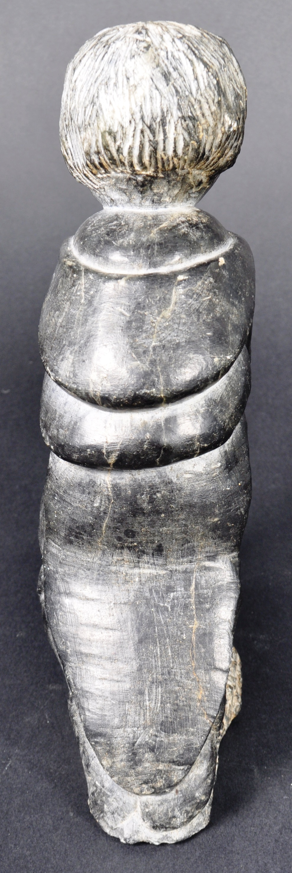 DAVIDEE SAUMIK - INUIT ART CARVED FIGURINE OF BOY SKINNING A SEAL - Image 4 of 5