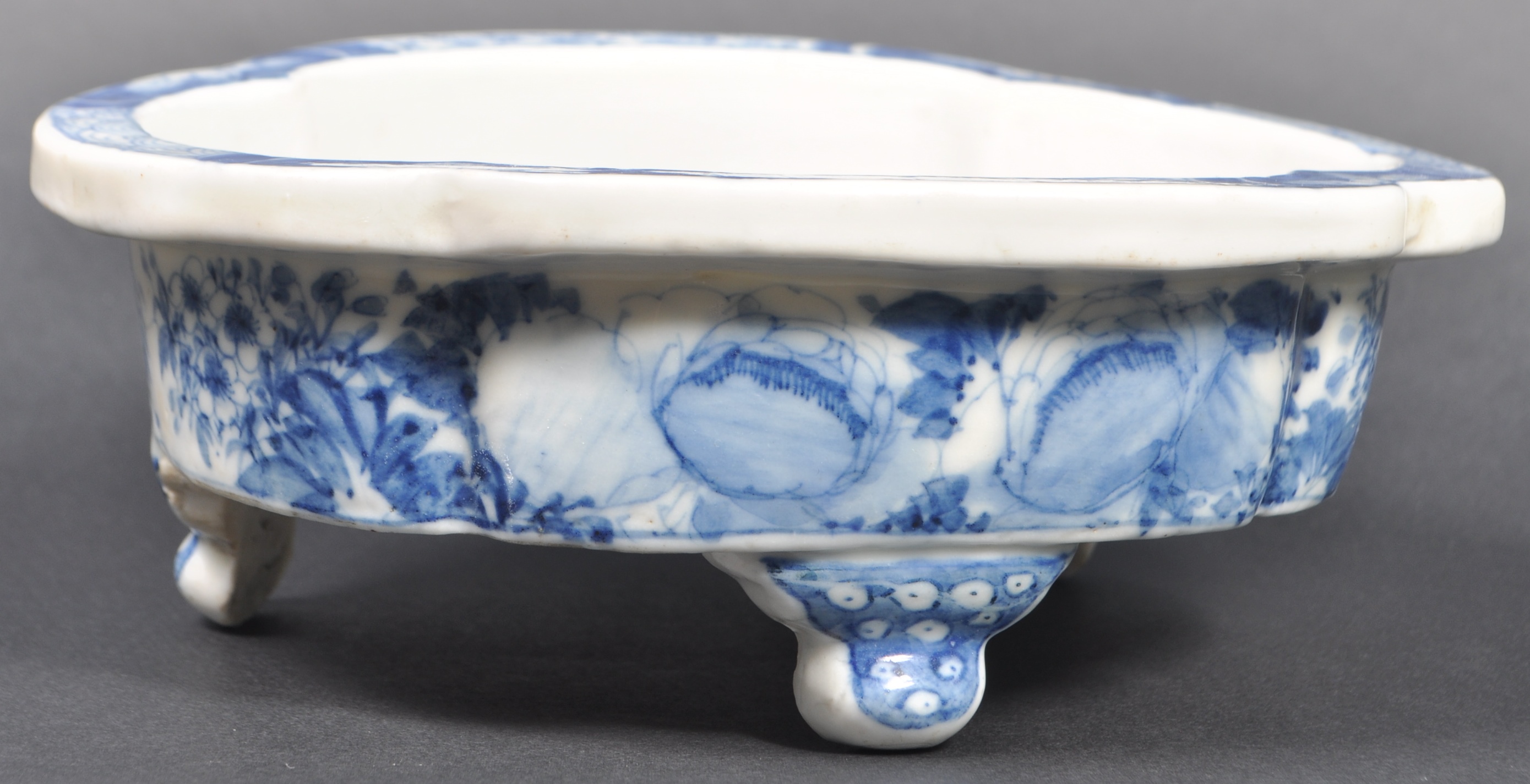 19TH CENTURY JAPANESE BLUE AND WHITE PLANTER - Image 4 of 5