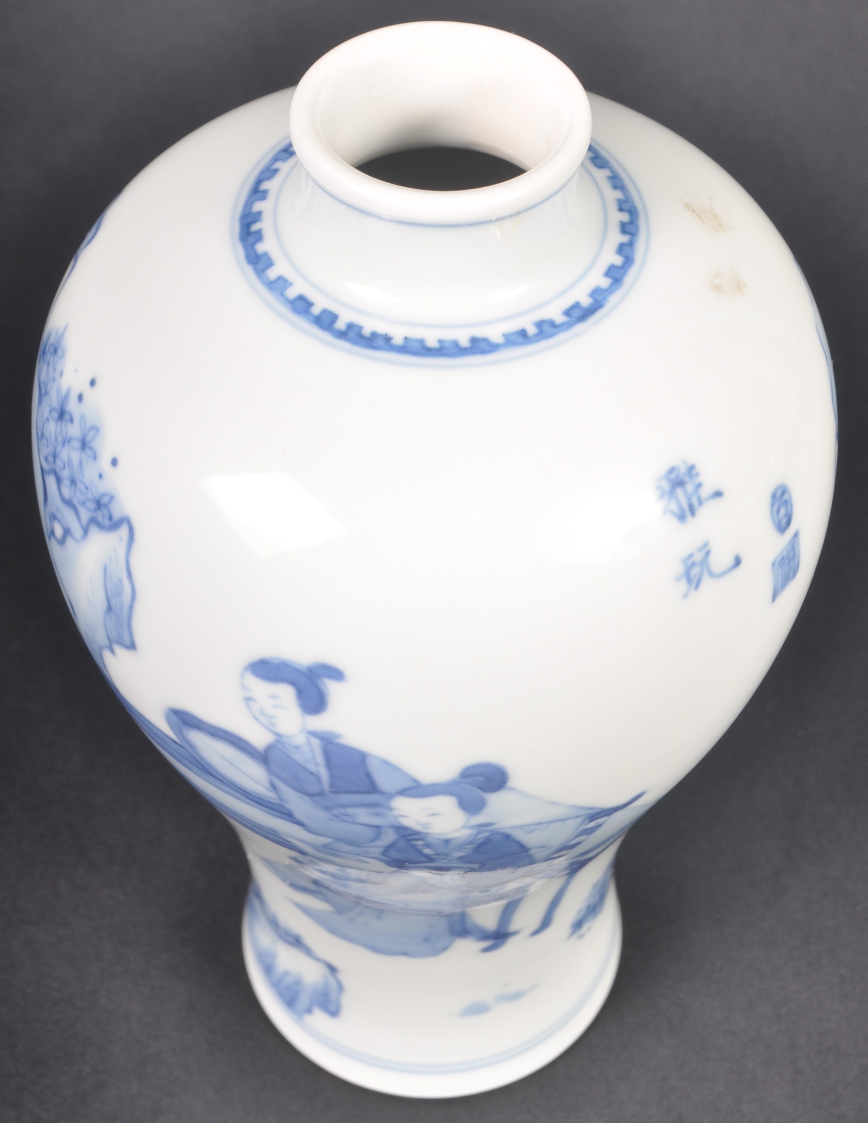 EARLY 20TH CENTURY CHINESE BLUE & WHITE BOTTLE VASE - Image 2 of 9