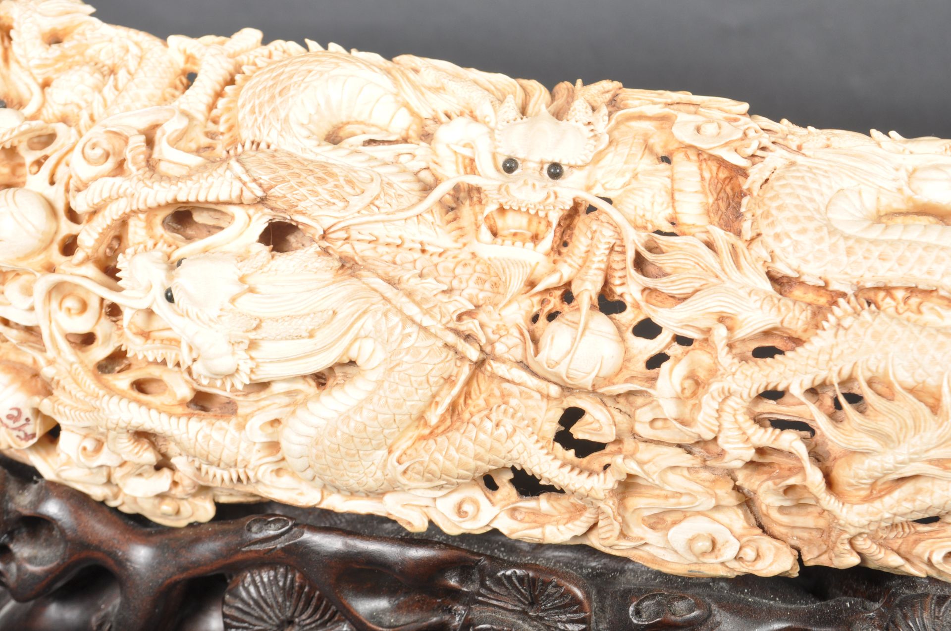 19TH CENTURY CHINESE CANTON IVORY DRAGON PANEL - Image 4 of 8