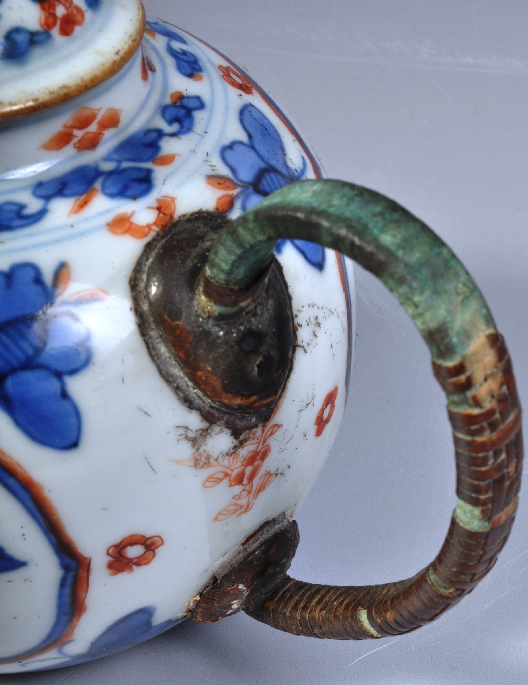 TWO 18TH CENTURY CHINESE QIANLONG IMARI TEAPOTS - Image 4 of 8