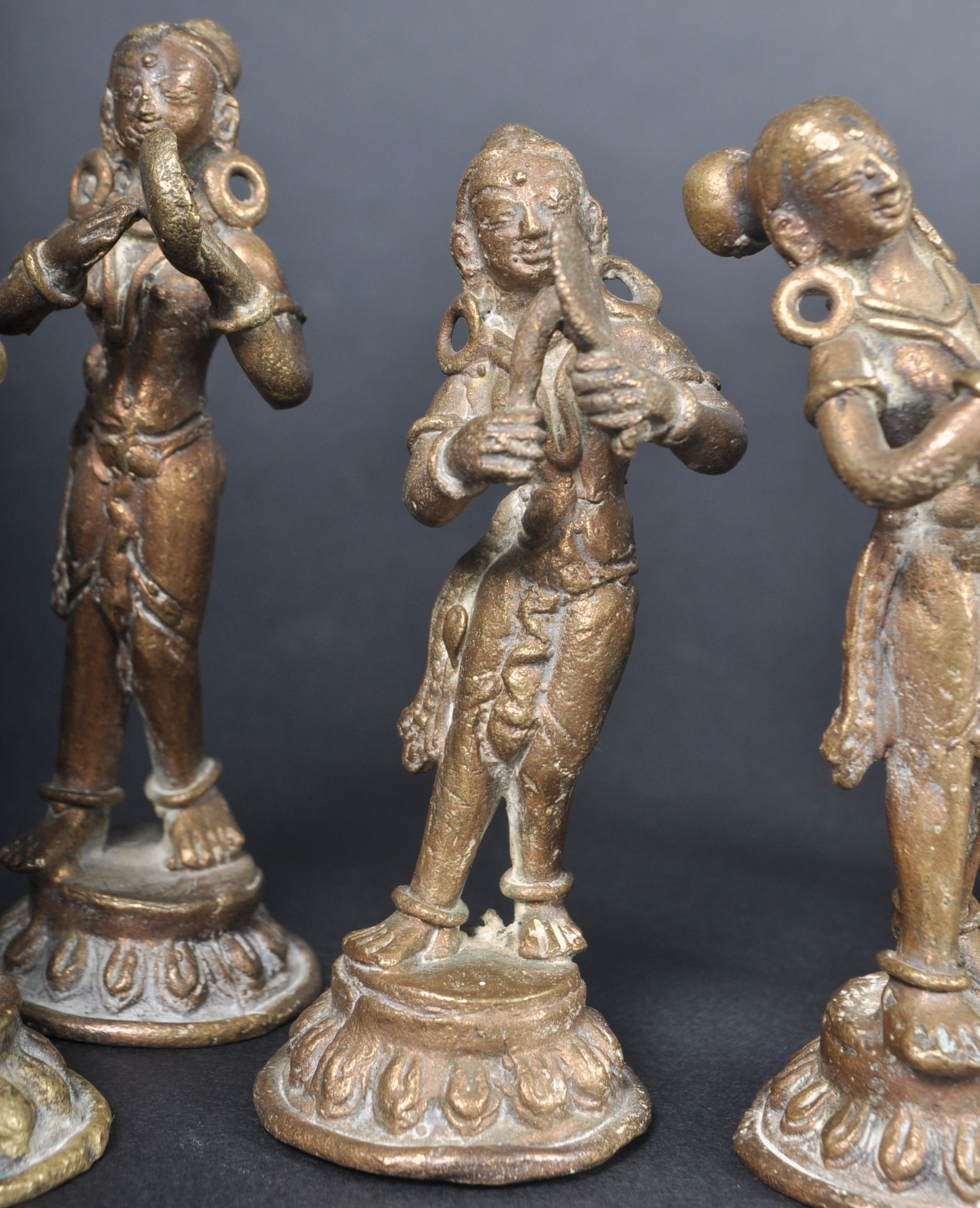 SEVEN 19TH CENTURY INDIAN HINDU BRONZE MUSICIAN FIGURES - Image 5 of 11