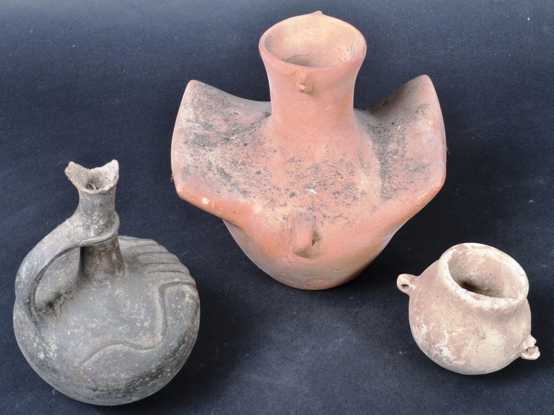 COLLECTION OF ANCIENT POTTERY - Bild 2 aus 7