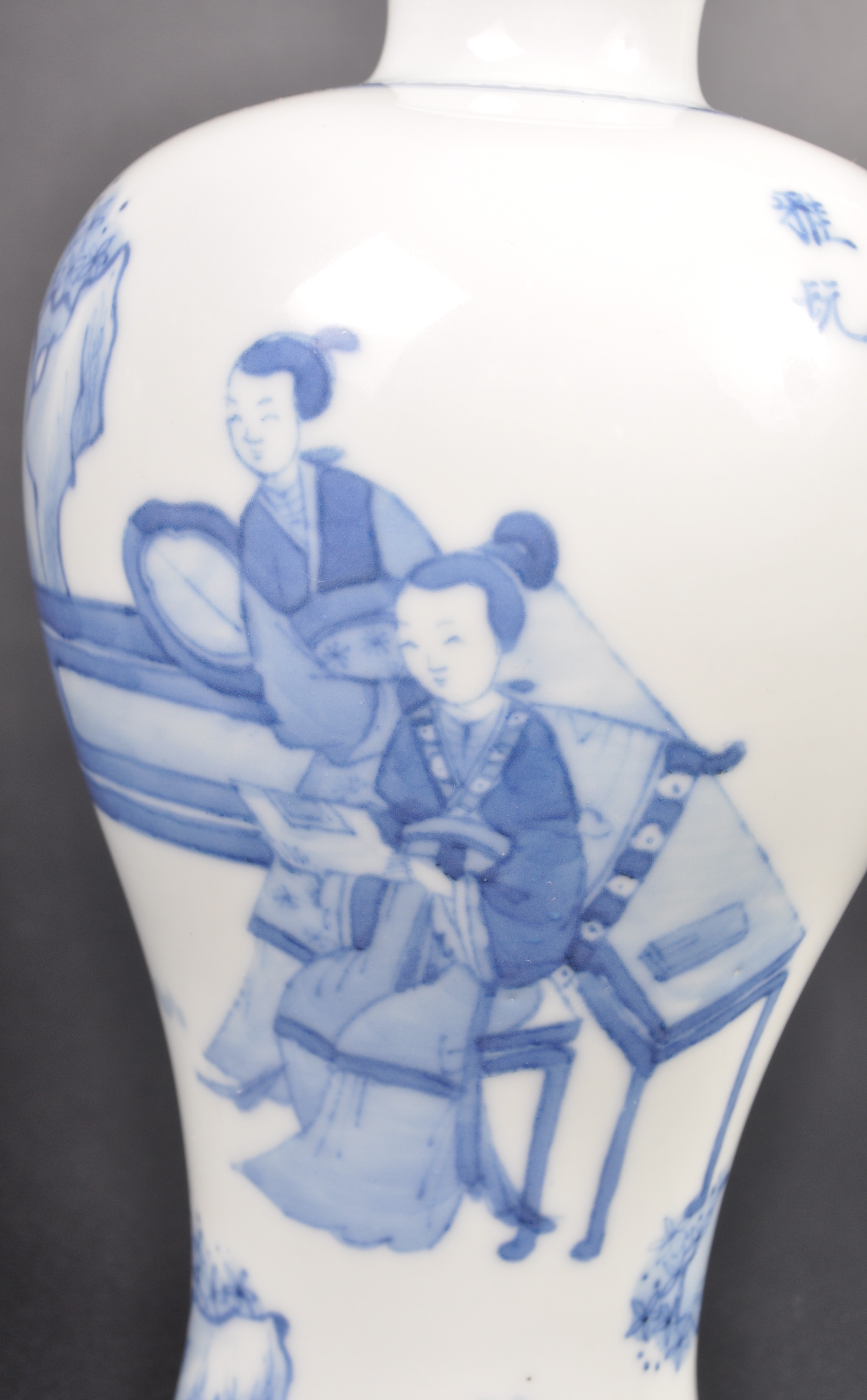 EARLY 20TH CENTURY CHINESE BLUE & WHITE BOTTLE VASE - Image 5 of 9