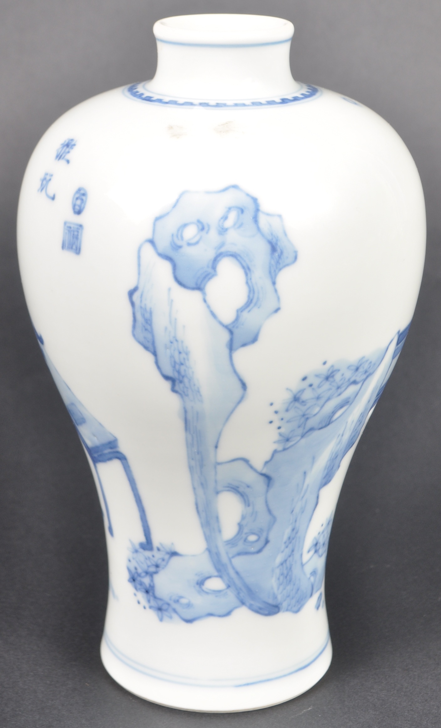 EARLY 20TH CENTURY CHINESE BLUE & WHITE BOTTLE VASE - Image 6 of 9