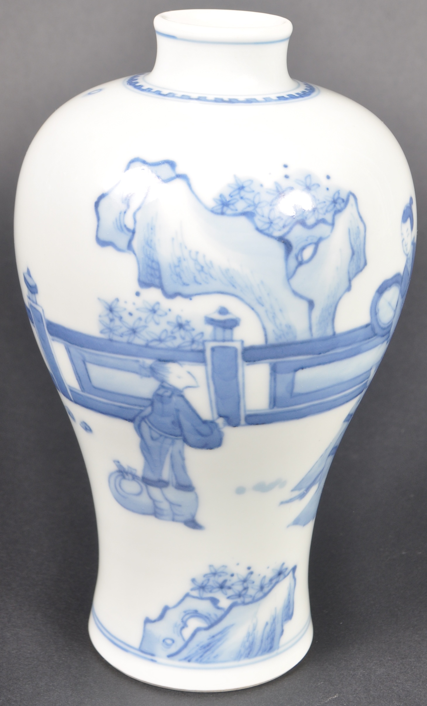 EARLY 20TH CENTURY CHINESE BLUE & WHITE BOTTLE VASE - Image 8 of 9