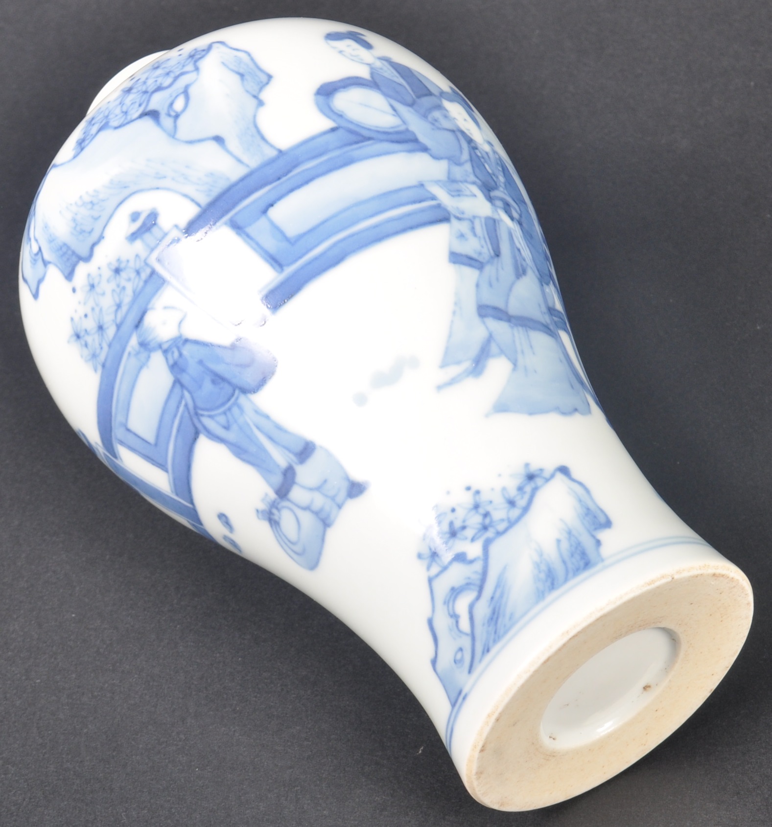 EARLY 20TH CENTURY CHINESE BLUE & WHITE BOTTLE VASE - Image 9 of 9