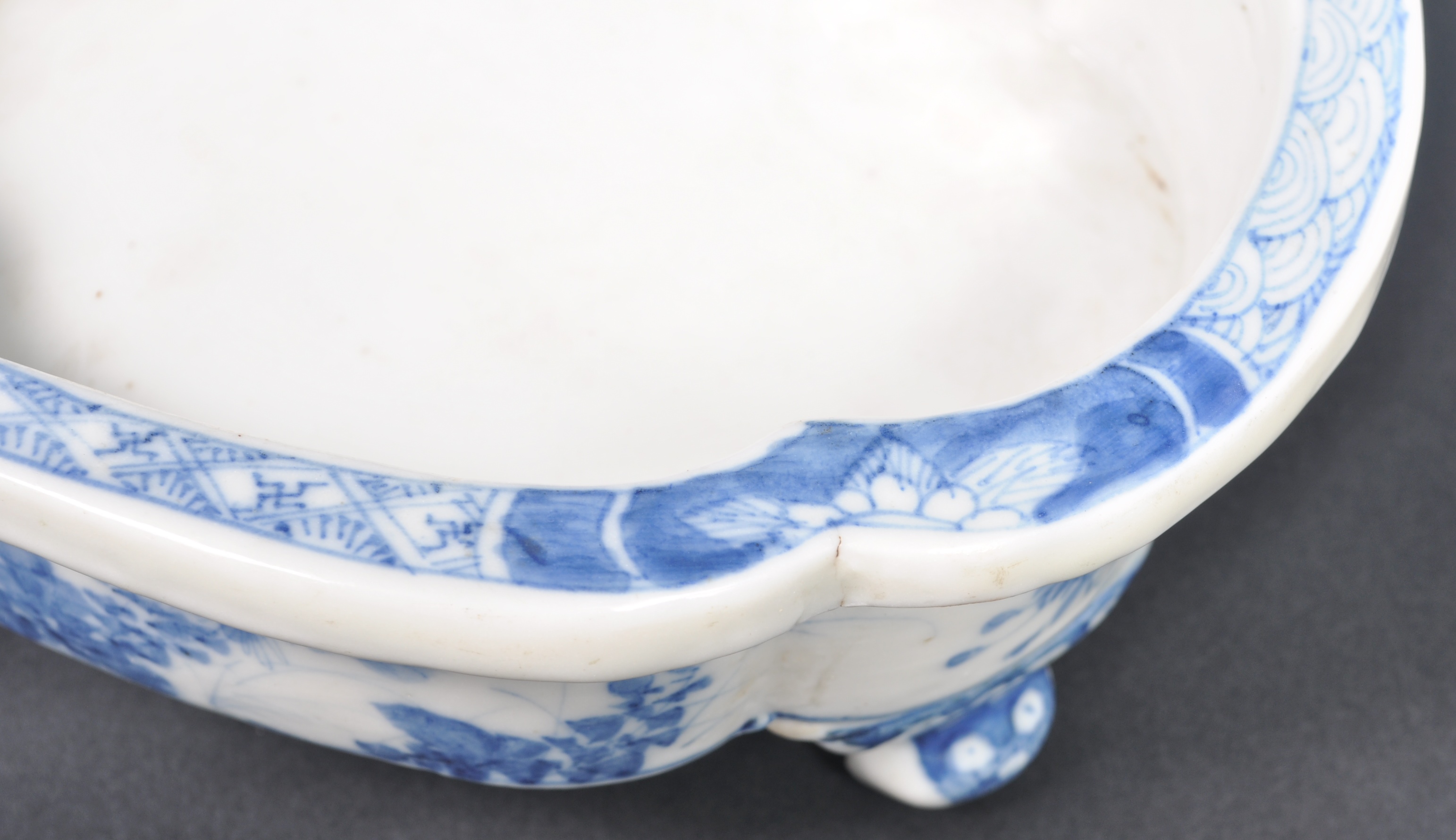 19TH CENTURY JAPANESE BLUE AND WHITE PLANTER - Image 3 of 5