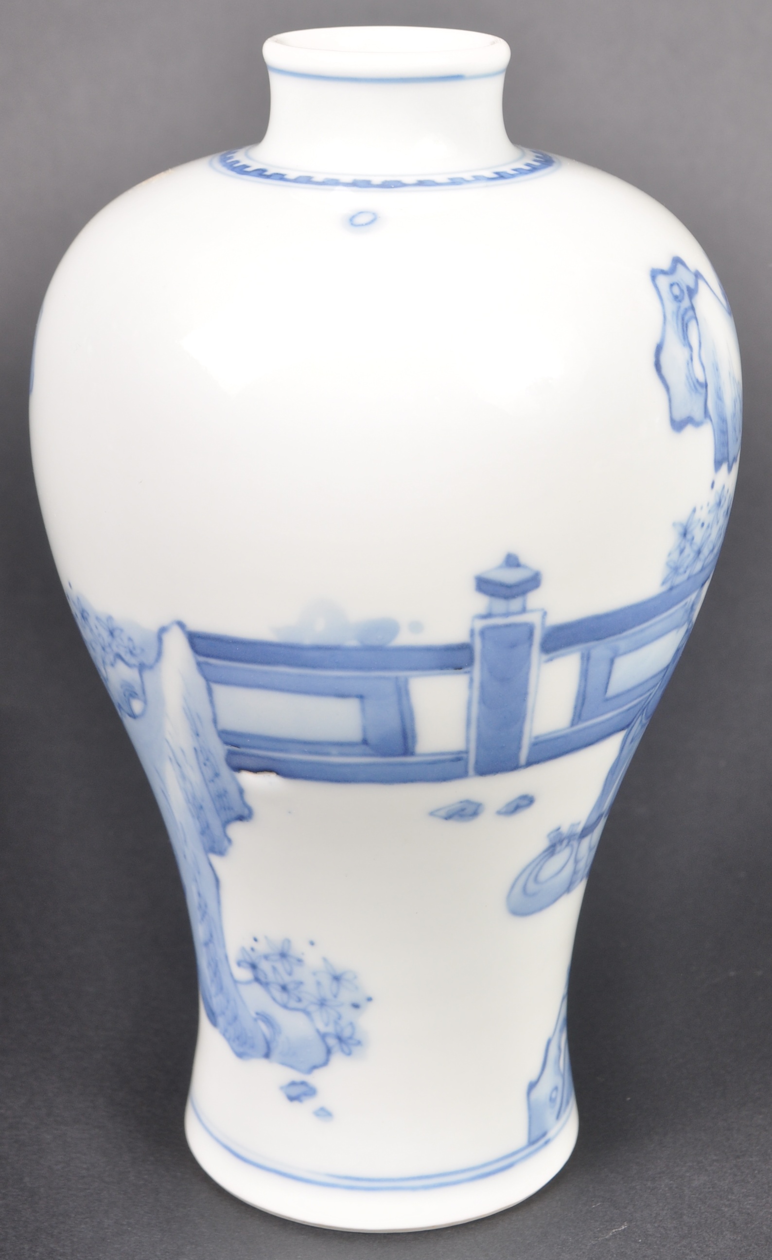 EARLY 20TH CENTURY CHINESE BLUE & WHITE BOTTLE VASE - Image 7 of 9