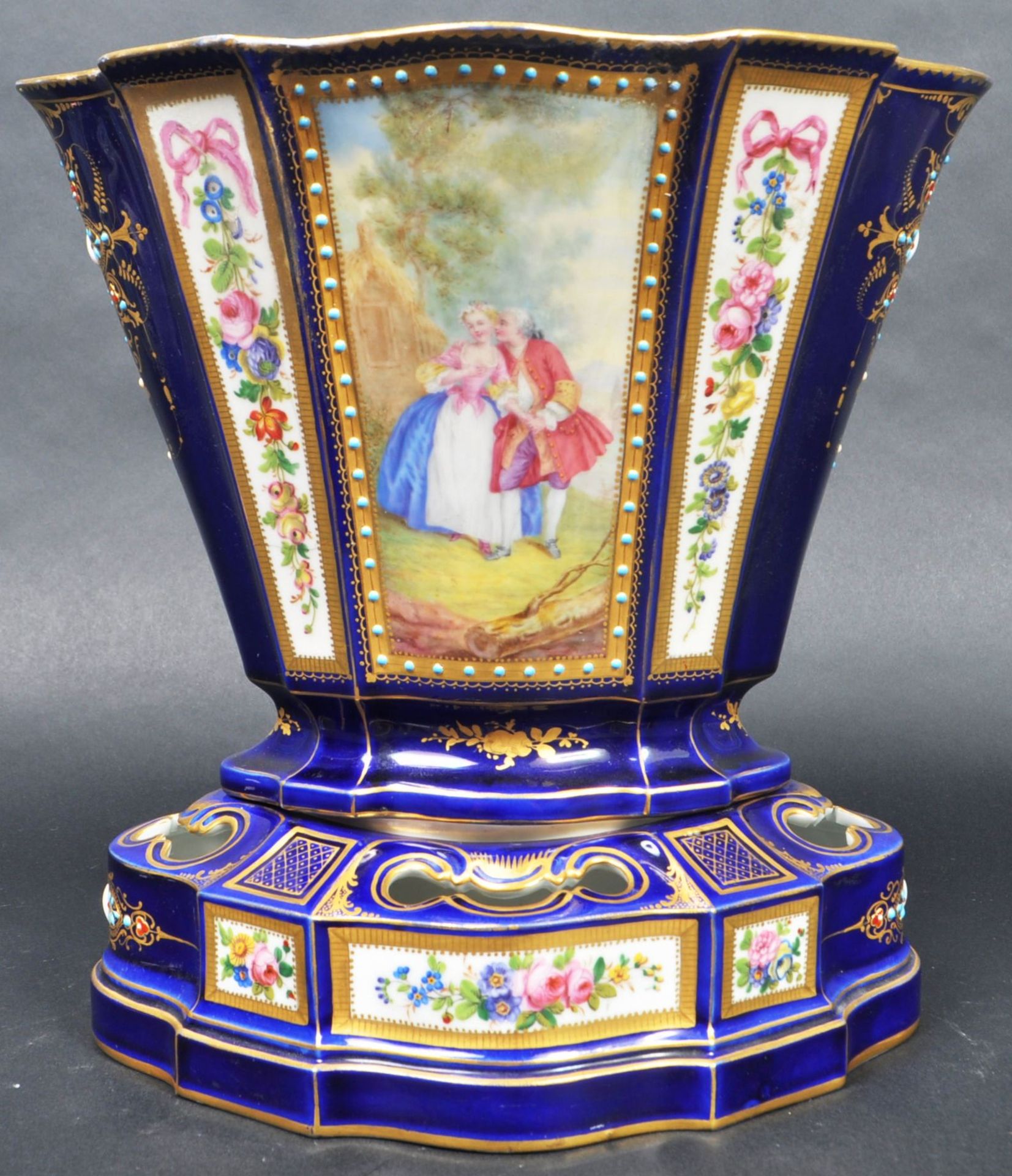 19TH CENTURY FRENCH SEVRES PORCELAIN CENTREPIECE VASE