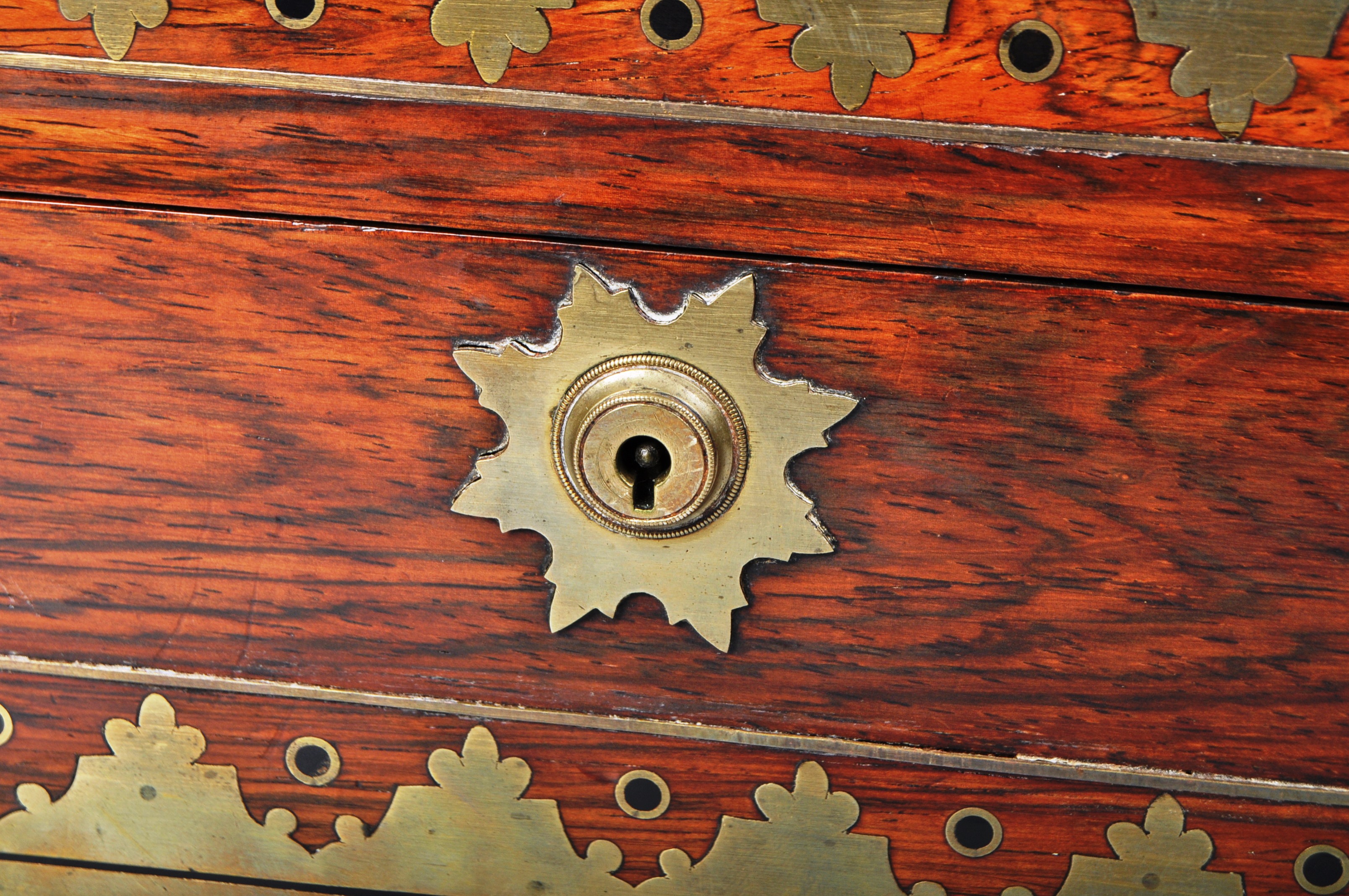 19TH CENTURY VICTORIAN ROSEWOOD AND BRASS INLAID VANITY BOX - Image 9 of 10