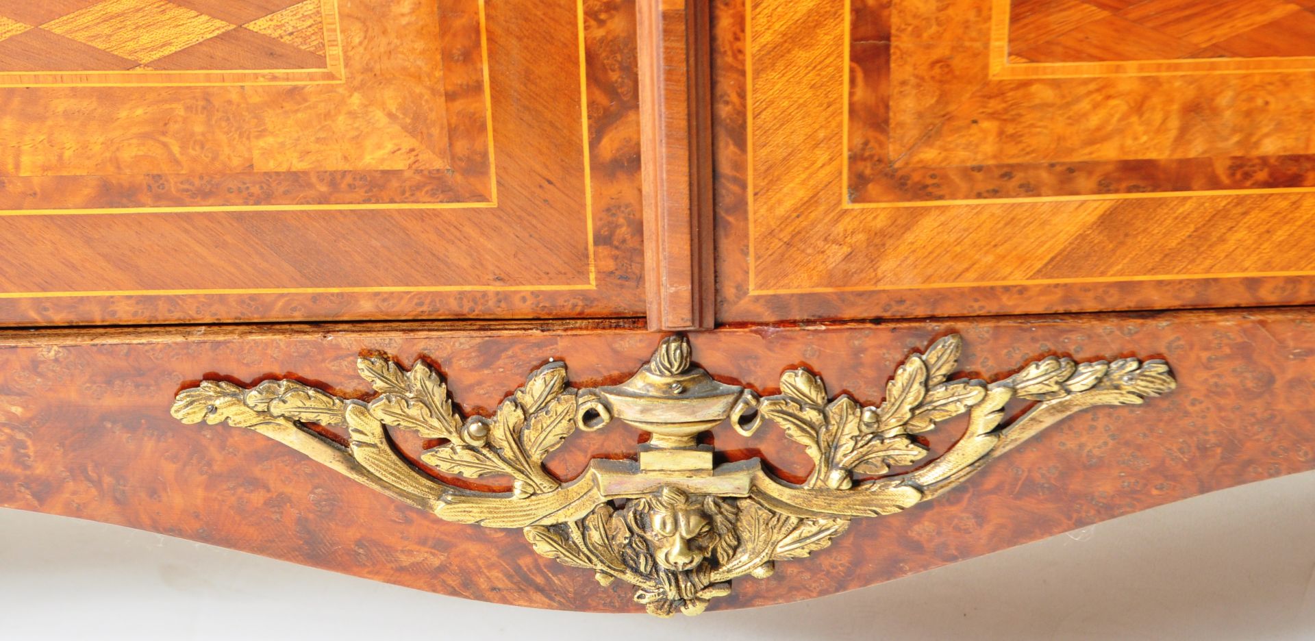 19TH CENTURY FRENCH KINGWOOD MARBLE & ORMOLU VITRINE - Image 7 of 14