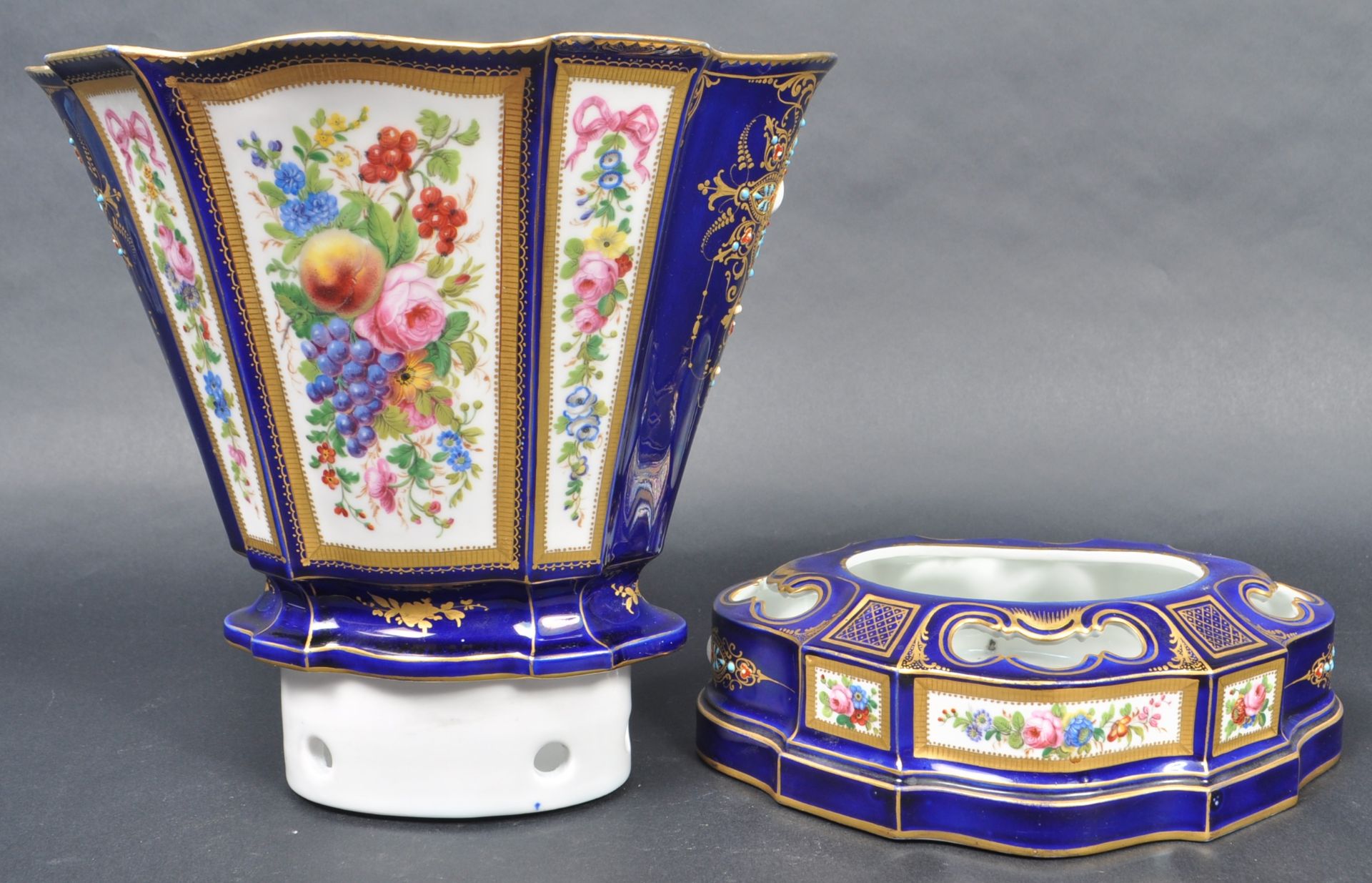 19TH CENTURY FRENCH SEVRES PORCELAIN CENTREPIECE VASE - Image 8 of 10