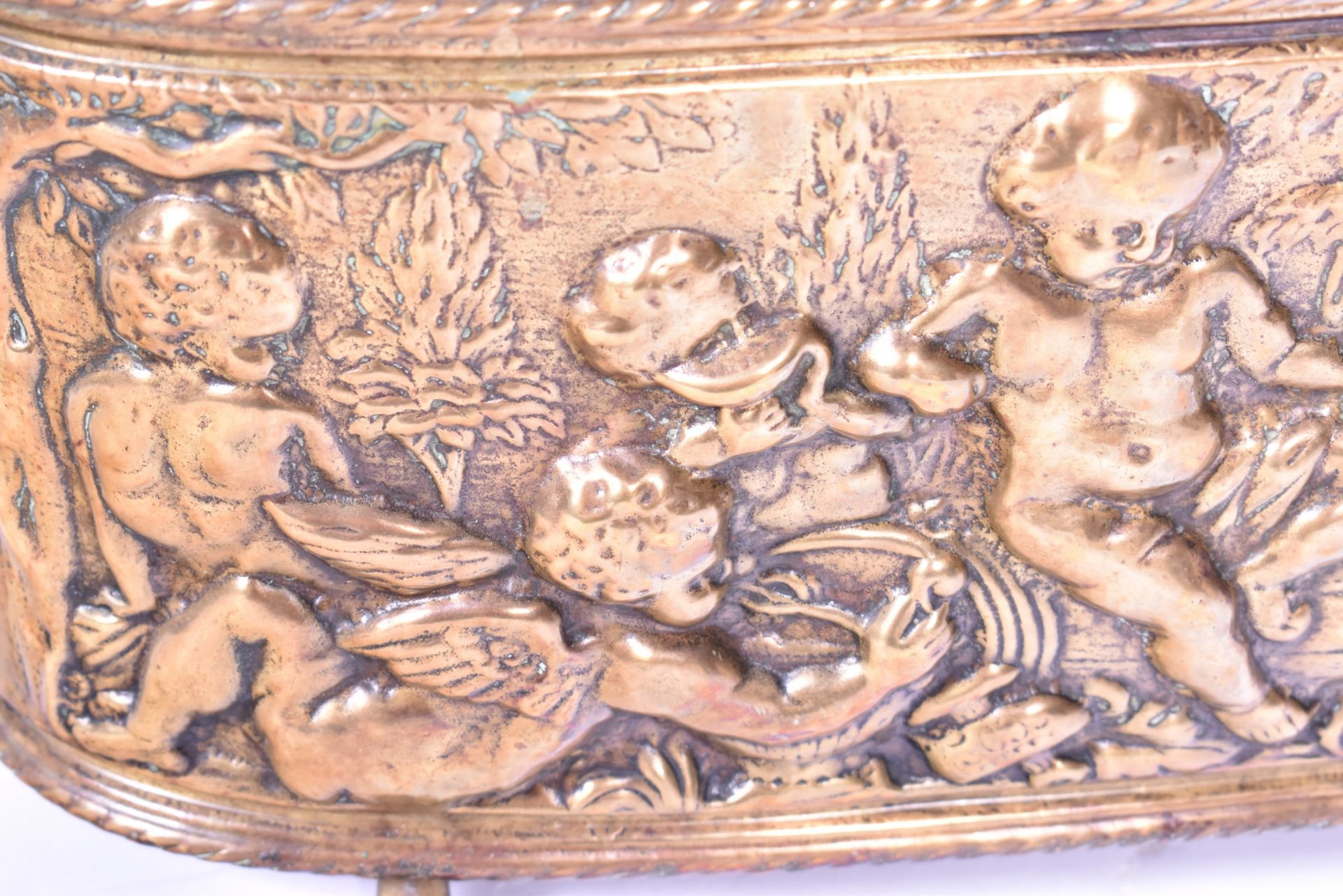 18TH CENTURY DUTCH REPOUSSE DECORATED BRASS WINE COOLER - Image 3 of 6