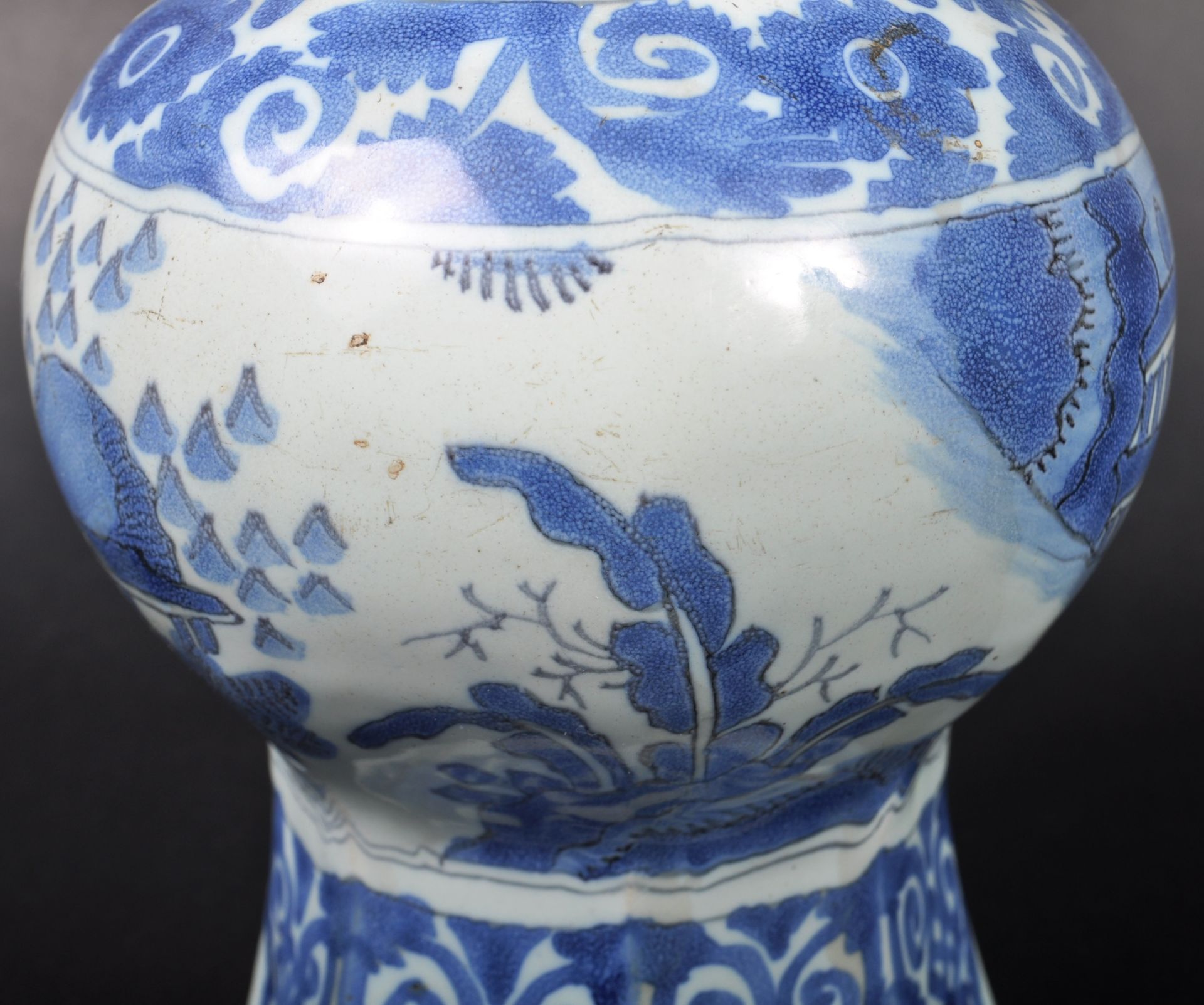 18TH CENTURY ENGLISH DELFT CHINESE PATTERN VASE & COVER - Image 3 of 9