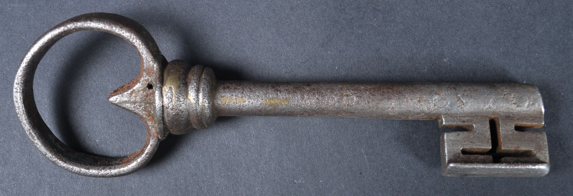 17TH CENTURY GERMAN STEEL LOCK AND KEY - Image 5 of 7