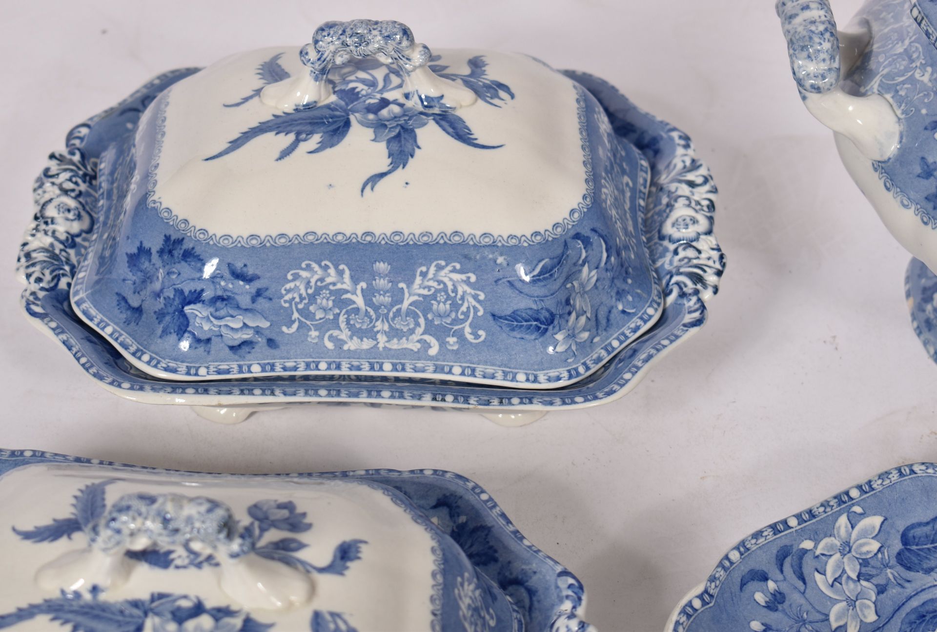 LARGE VICTORIAN SPODE BLUE & WHITE DINNER SERVICE - Image 5 of 14