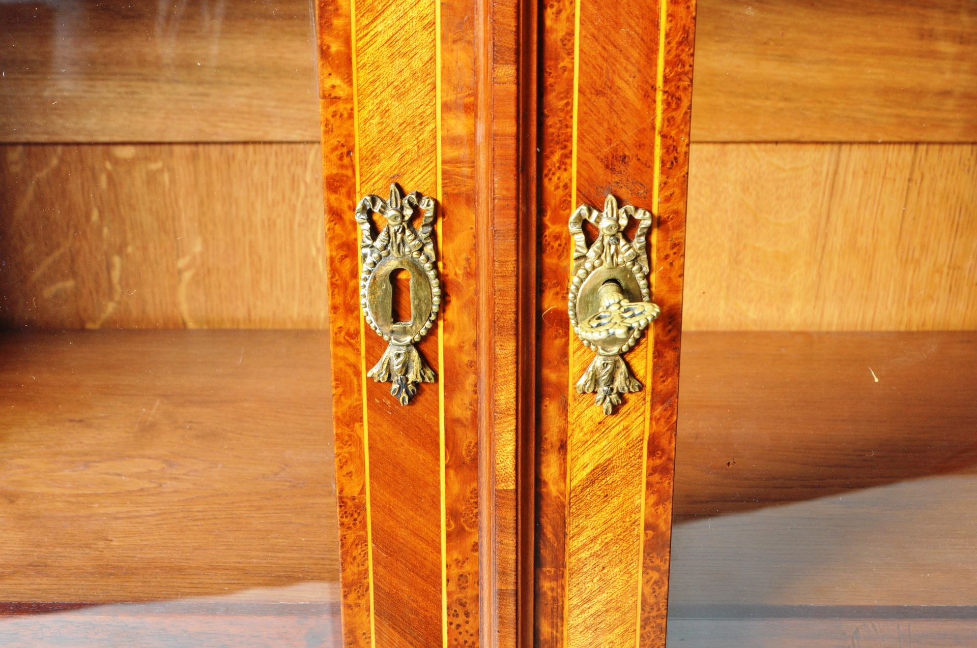 19TH CENTURY FRENCH KINGWOOD MARBLE & ORMOLU VITRINE - Image 3 of 14