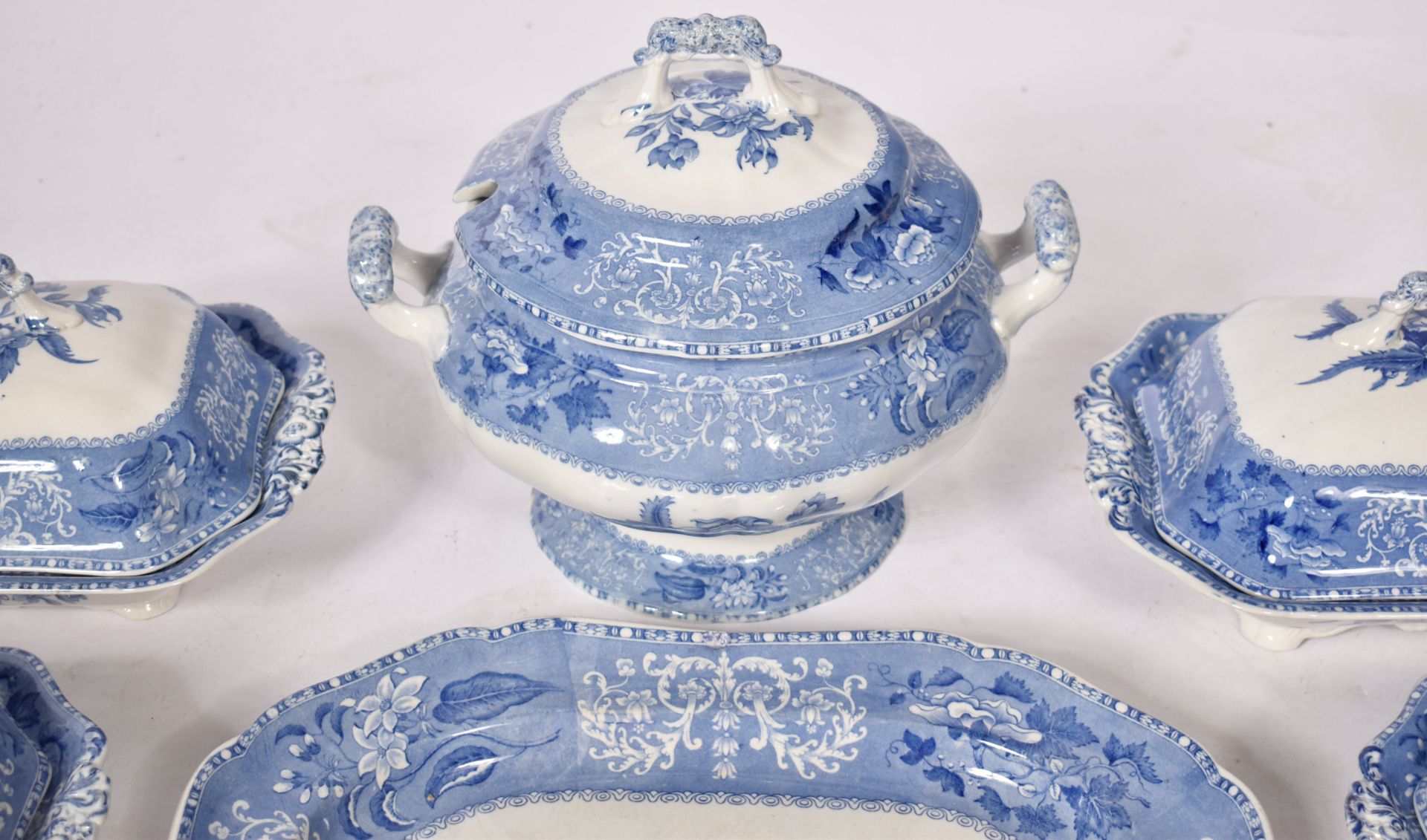 LARGE VICTORIAN SPODE BLUE & WHITE DINNER SERVICE - Image 4 of 14