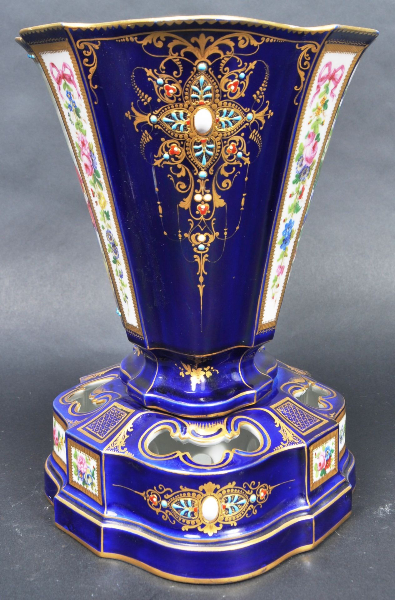 19TH CENTURY FRENCH SEVRES PORCELAIN CENTREPIECE VASE - Image 5 of 10