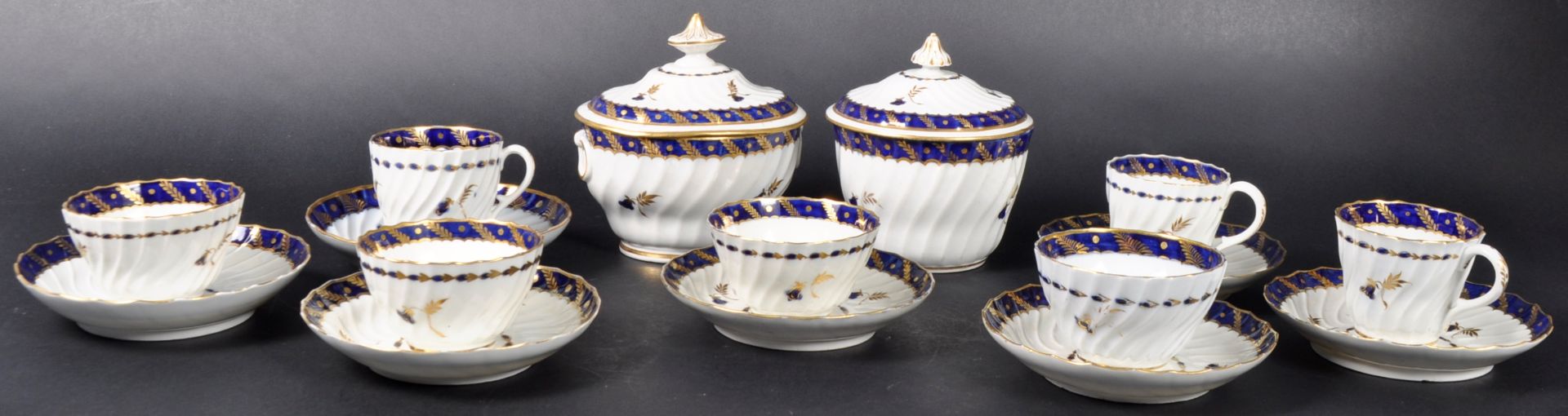 SMALL COLLECTION OF 18TH CENTURY WORCESTER CHINA TABLE WARES - Bild 2 aus 10