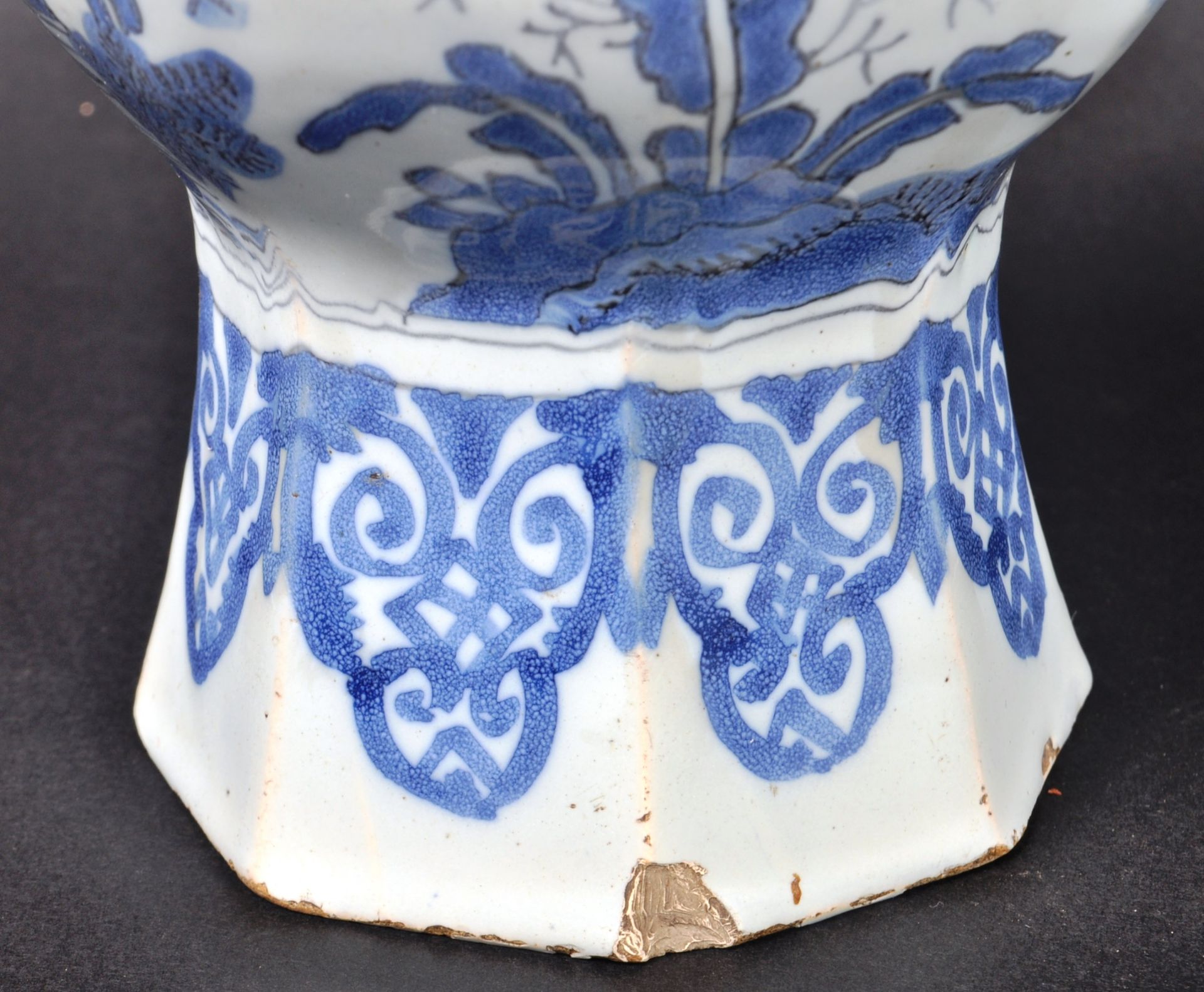 18TH CENTURY ENGLISH DELFT CHINESE PATTERN VASE & COVER - Image 4 of 9