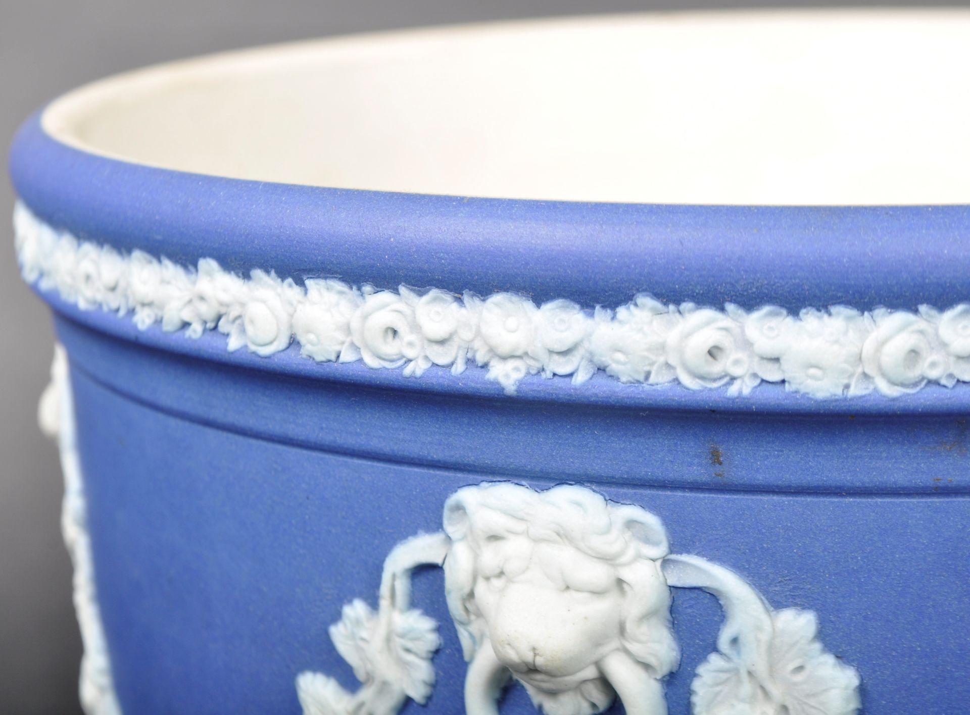 19TH CENTURY WEDGWOOD COBALT BLUE JASPERWARE JARDINIERE - Bild 3 aus 9