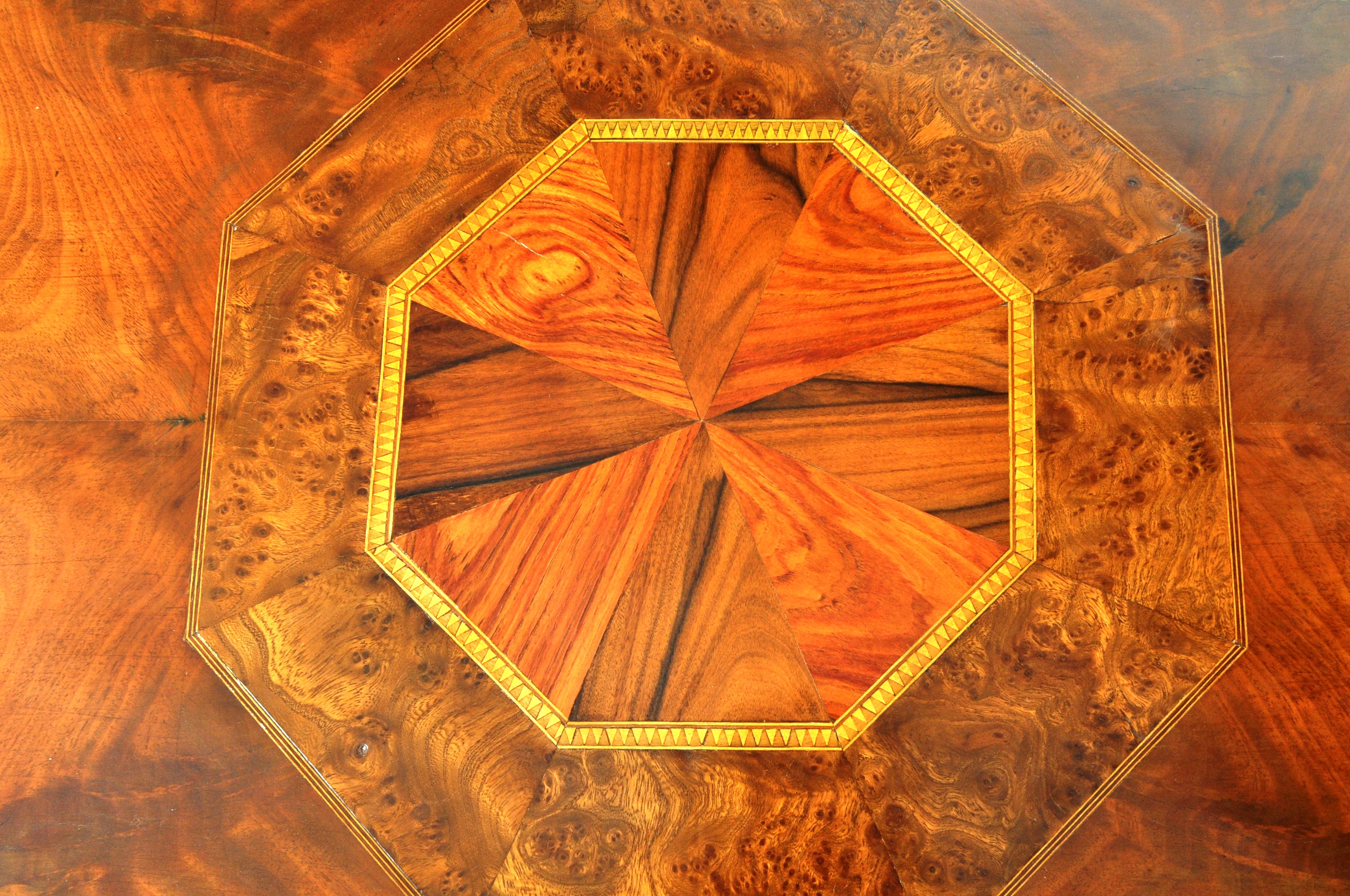 REGENCY TILT TOP SIDE TABLE IN MAHOGANY & SPECIMEN VENEER - Image 3 of 6