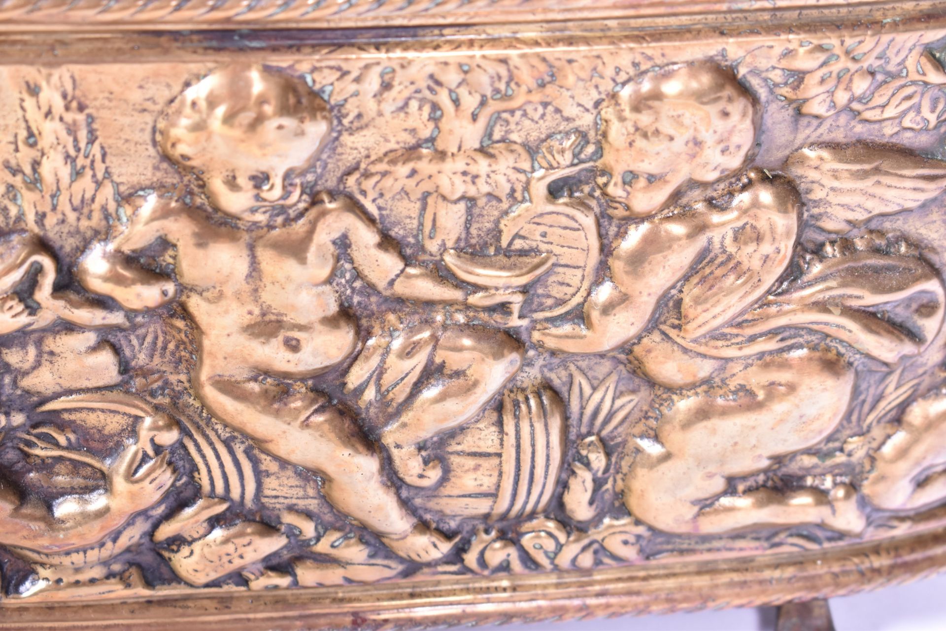 18TH CENTURY DUTCH REPOUSSE DECORATED BRASS WINE COOLER - Image 4 of 6