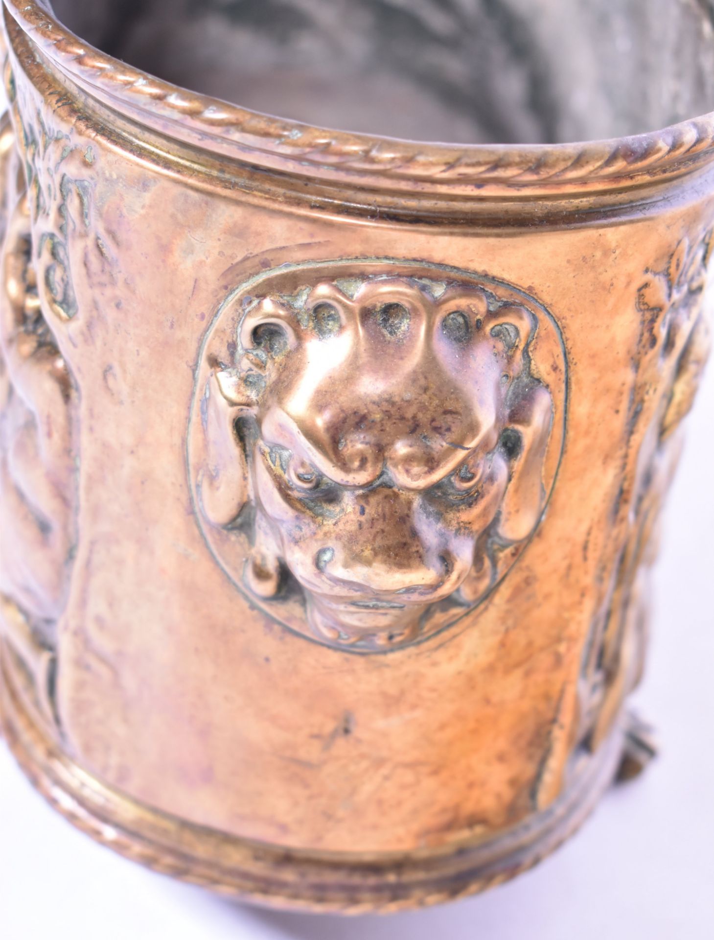 18TH CENTURY DUTCH REPOUSSE DECORATED BRASS WINE COOLER - Image 5 of 6