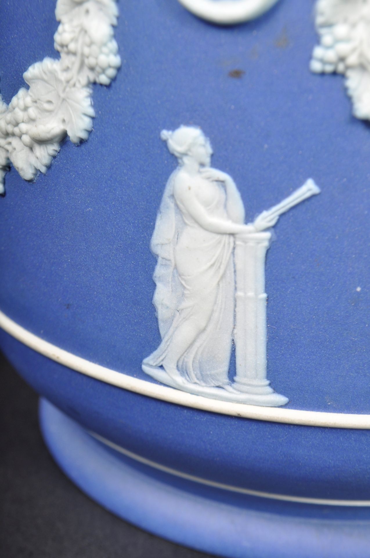19TH CENTURY WEDGWOOD COBALT BLUE JASPERWARE JARDINIERE - Bild 5 aus 9