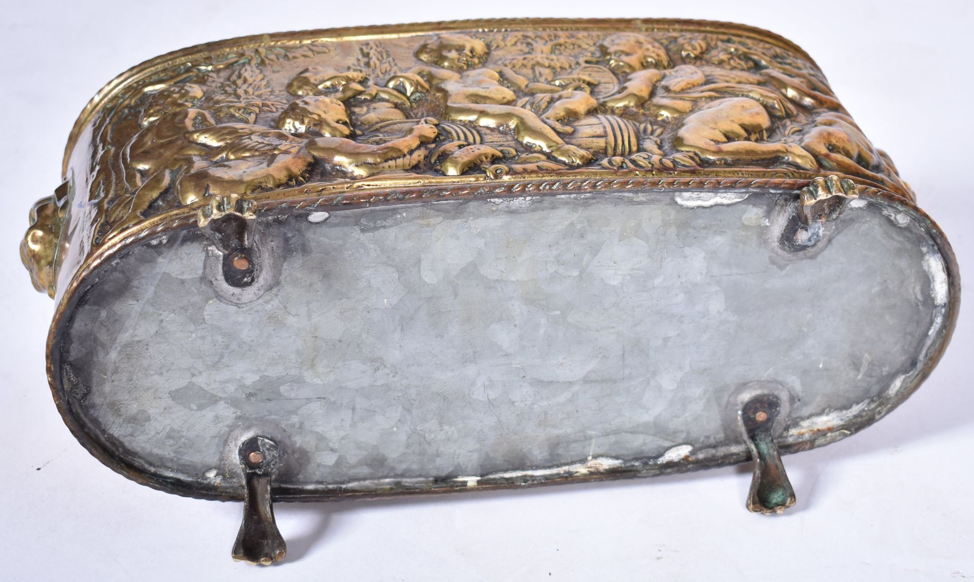 18TH CENTURY DUTCH REPOUSSE DECORATED BRASS WINE COOLER - Image 6 of 6