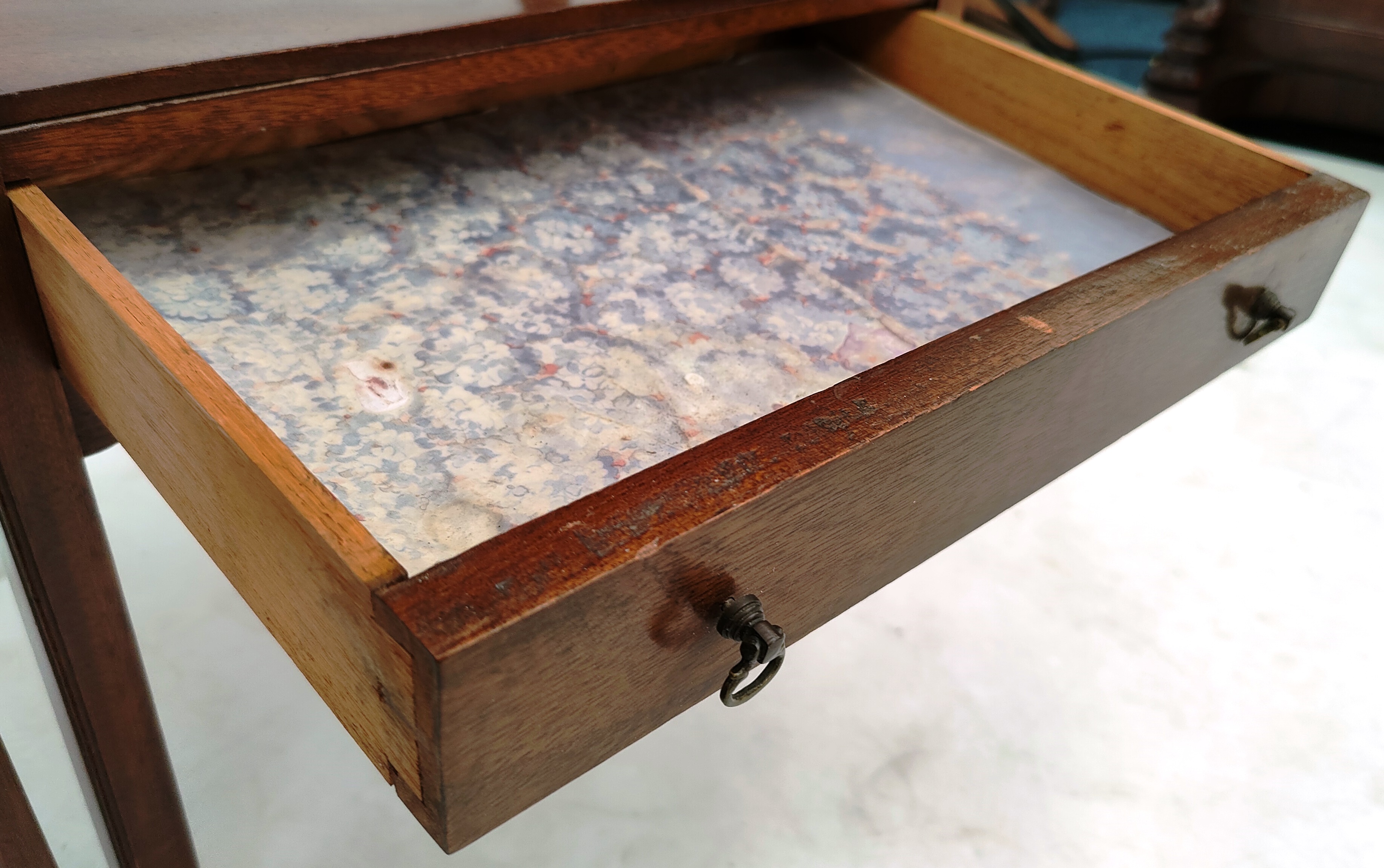 PAIR OF GEORGE III MAHOGANY BEDSIDE TABLES - Image 5 of 7