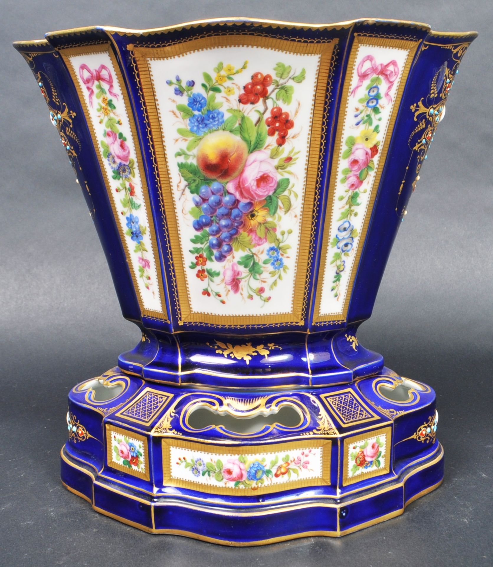 19TH CENTURY FRENCH SEVRES PORCELAIN CENTREPIECE VASE - Image 7 of 10