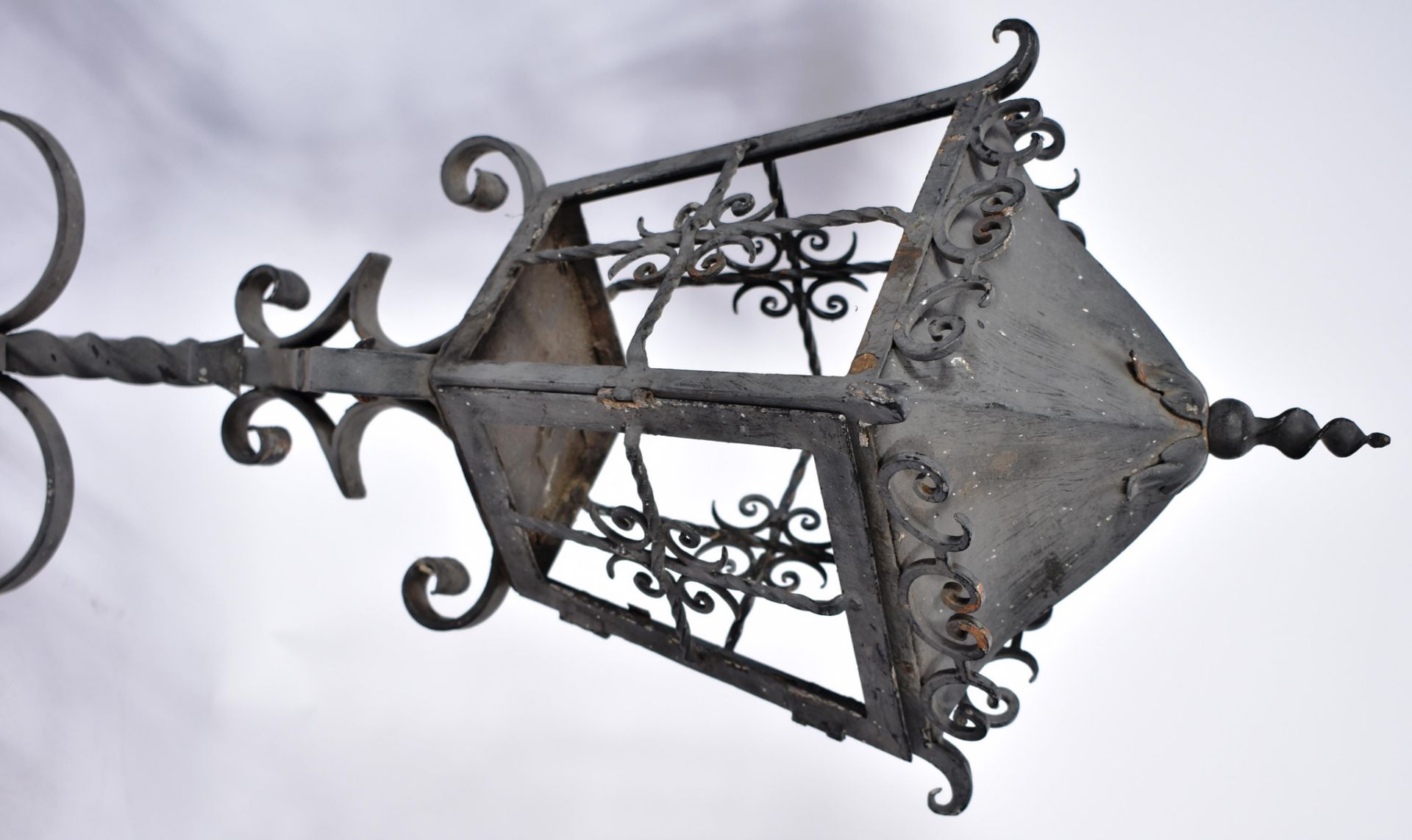 MATCHING PAIR OF VICTORIAN CAST IRON POST LANTERNS - Image 5 of 7