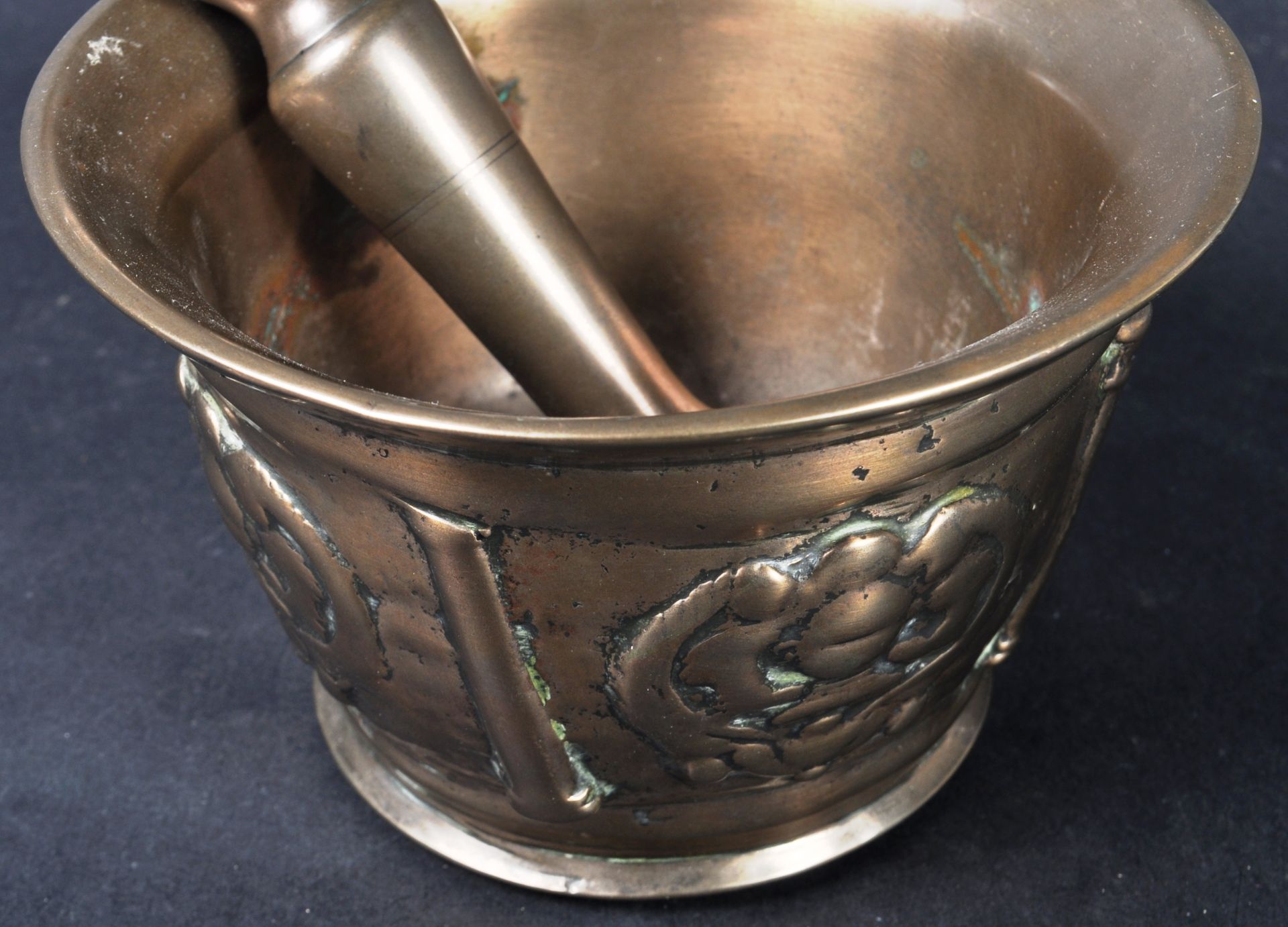 17TH CENTURY BRONZE APOTHECARY PESTLE & MORTAR - Image 4 of 9