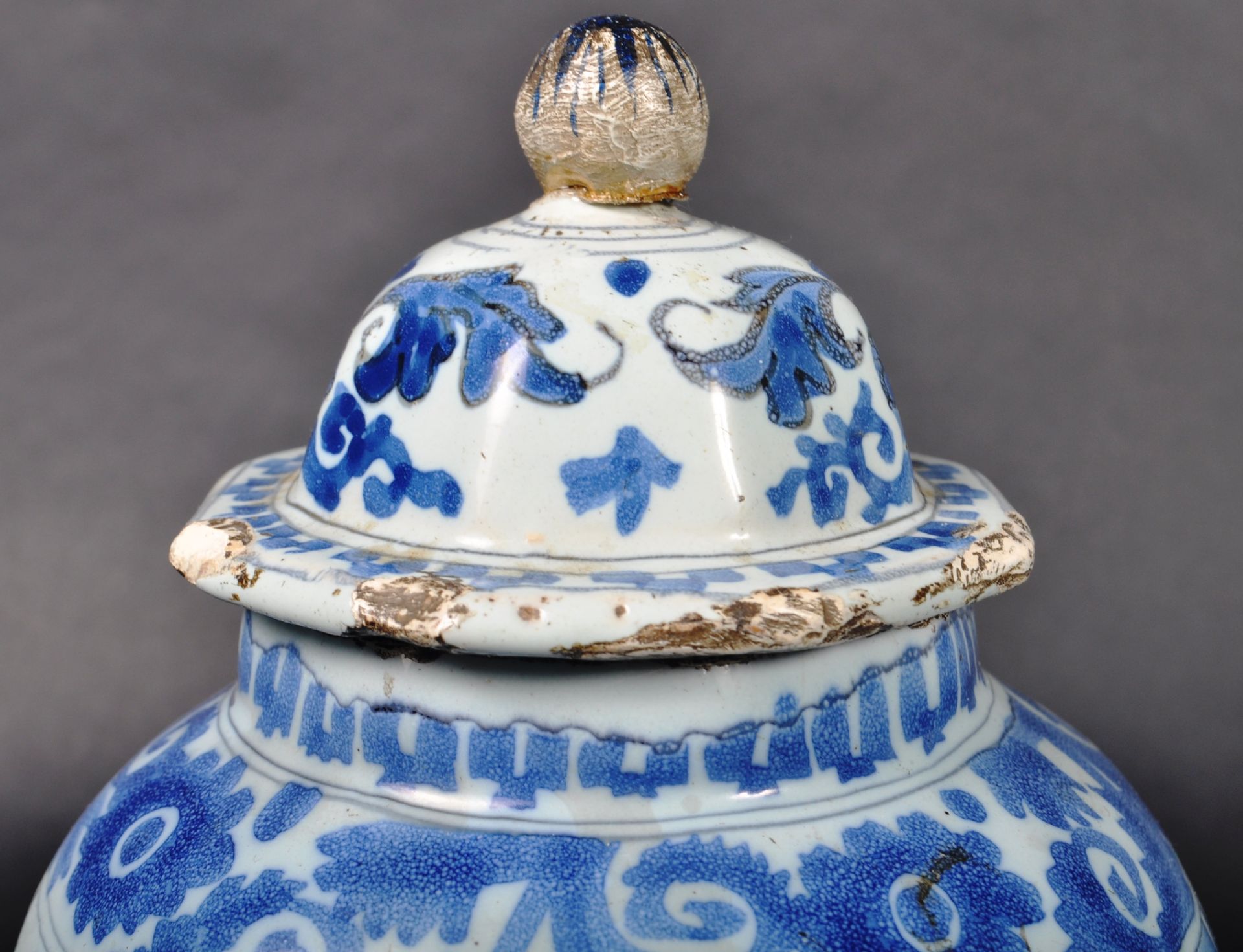 18TH CENTURY ENGLISH DELFT CHINESE PATTERN VASE & COVER - Image 2 of 9