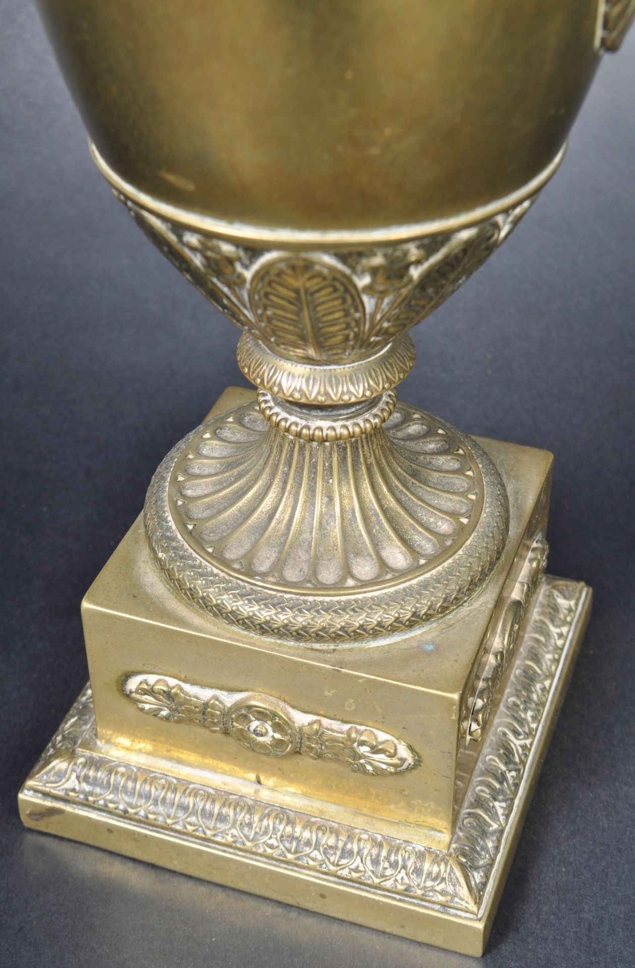 19TH CENTURY FRENCH BRASS CLASSICAL VASE - Image 4 of 7