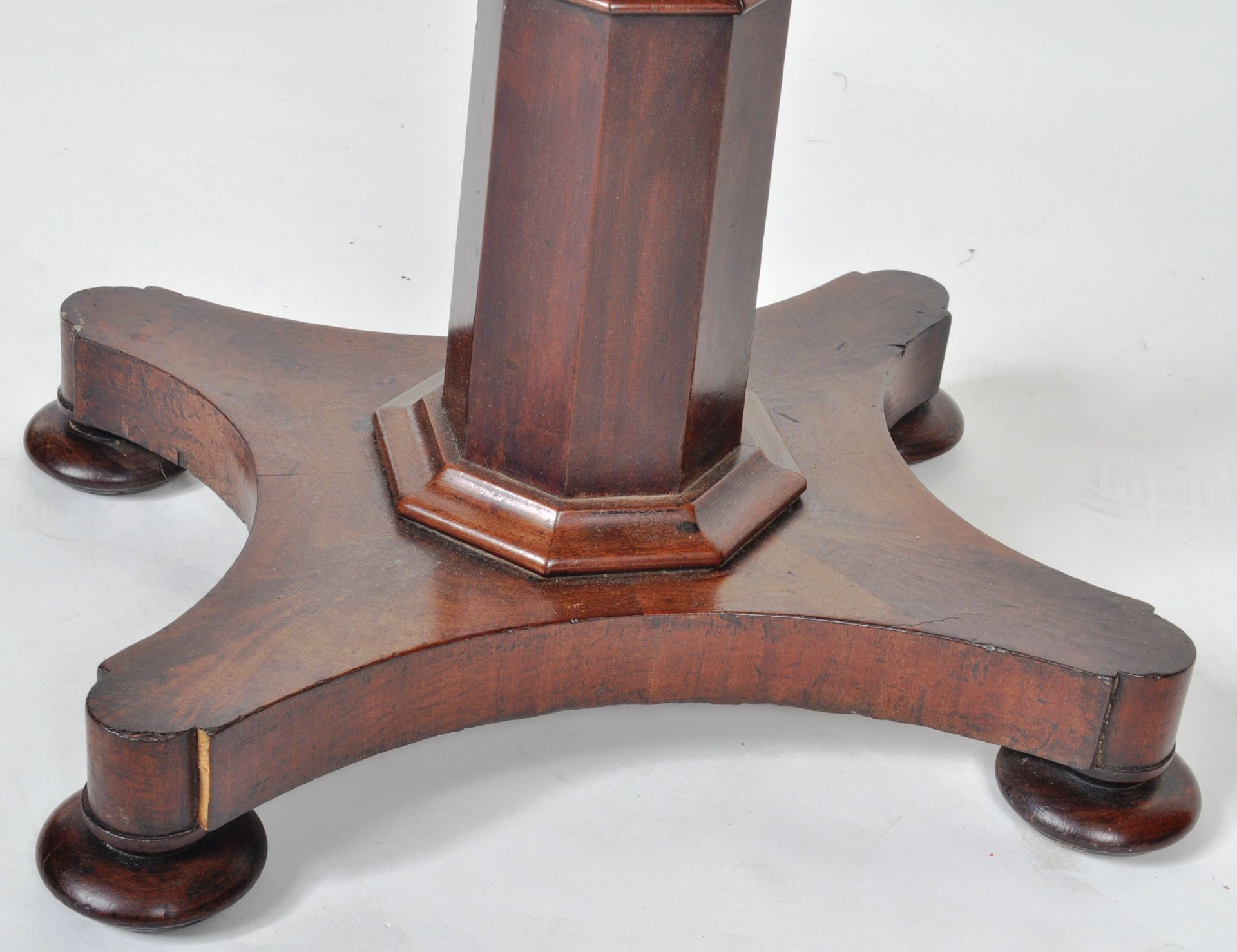 REGENCY TILT TOP SIDE TABLE IN MAHOGANY & SPECIMEN VENEER - Image 6 of 6