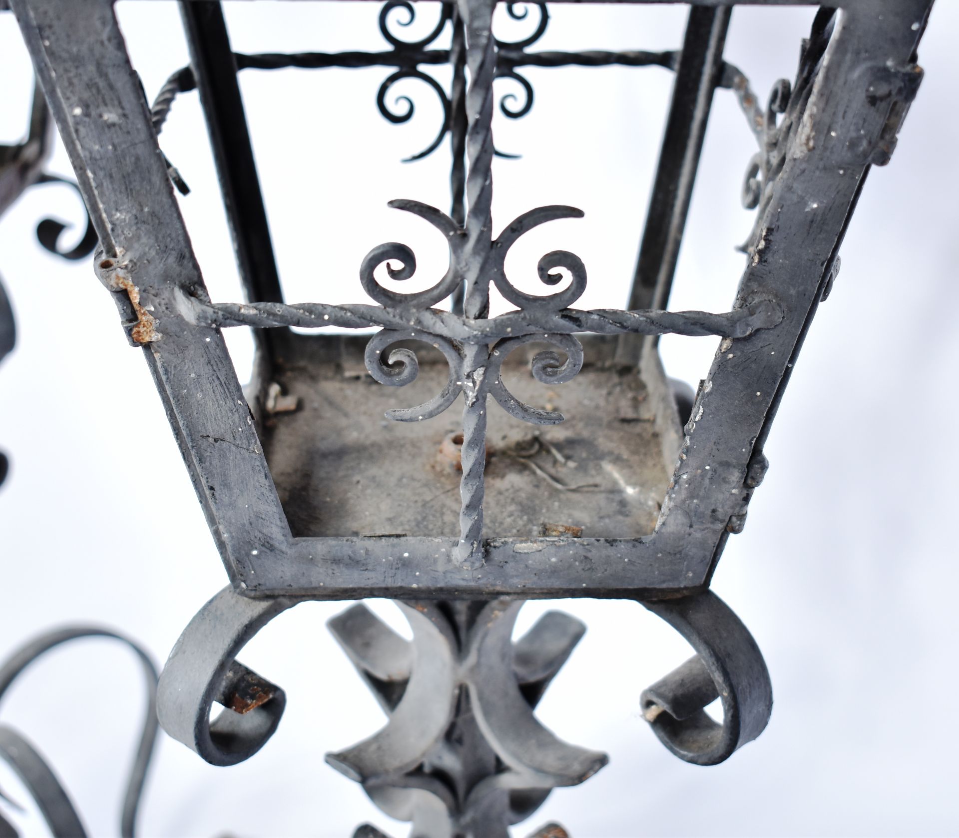 MATCHING PAIR OF VICTORIAN CAST IRON POST LANTERNS - Image 7 of 7