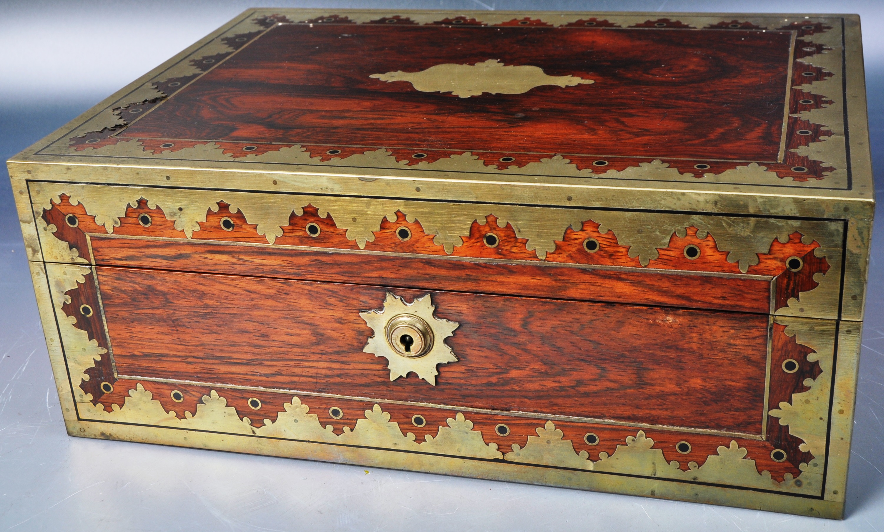 19TH CENTURY VICTORIAN ROSEWOOD AND BRASS INLAID VANITY BOX - Image 8 of 10