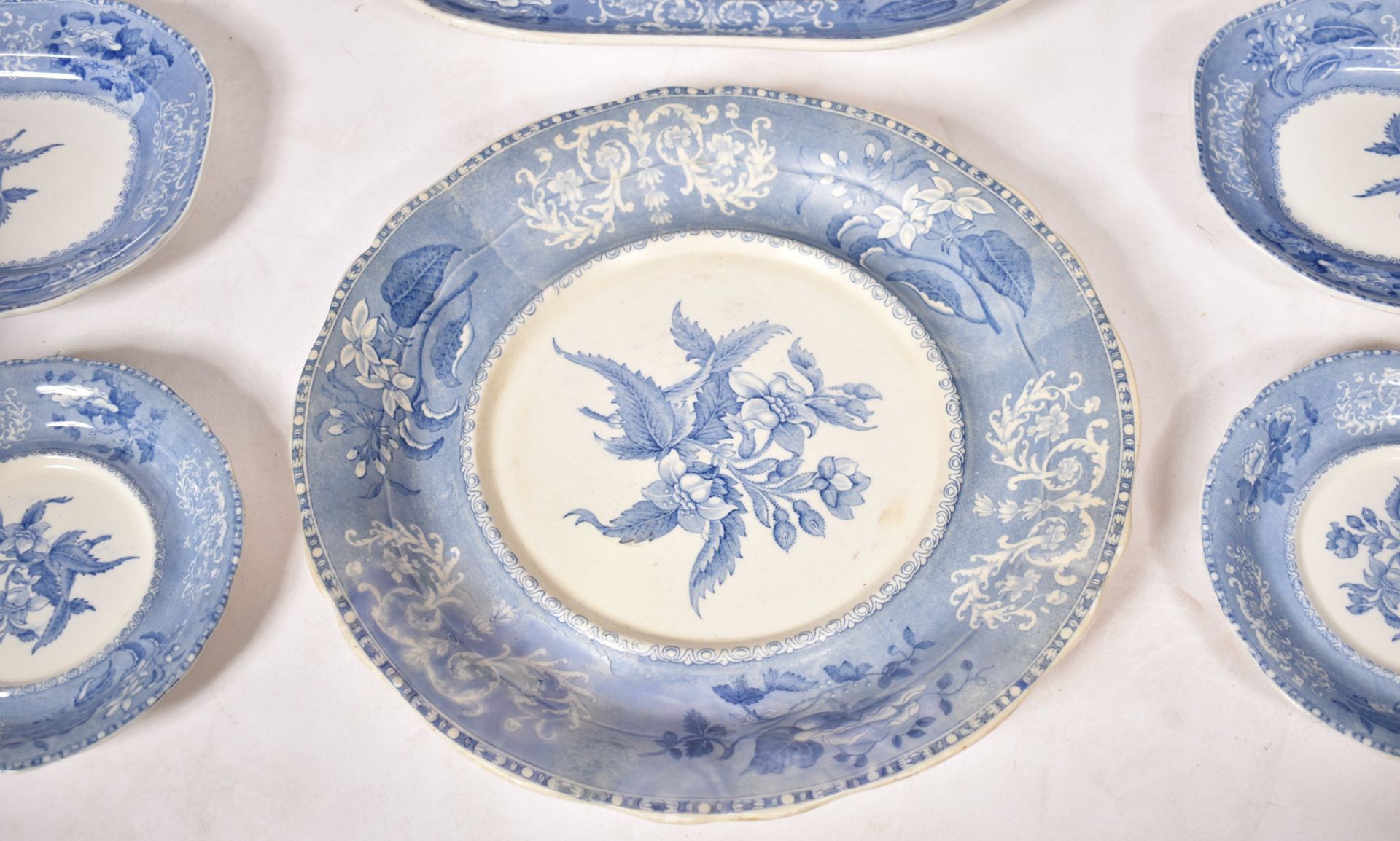 LARGE VICTORIAN SPODE BLUE & WHITE DINNER SERVICE - Image 7 of 14