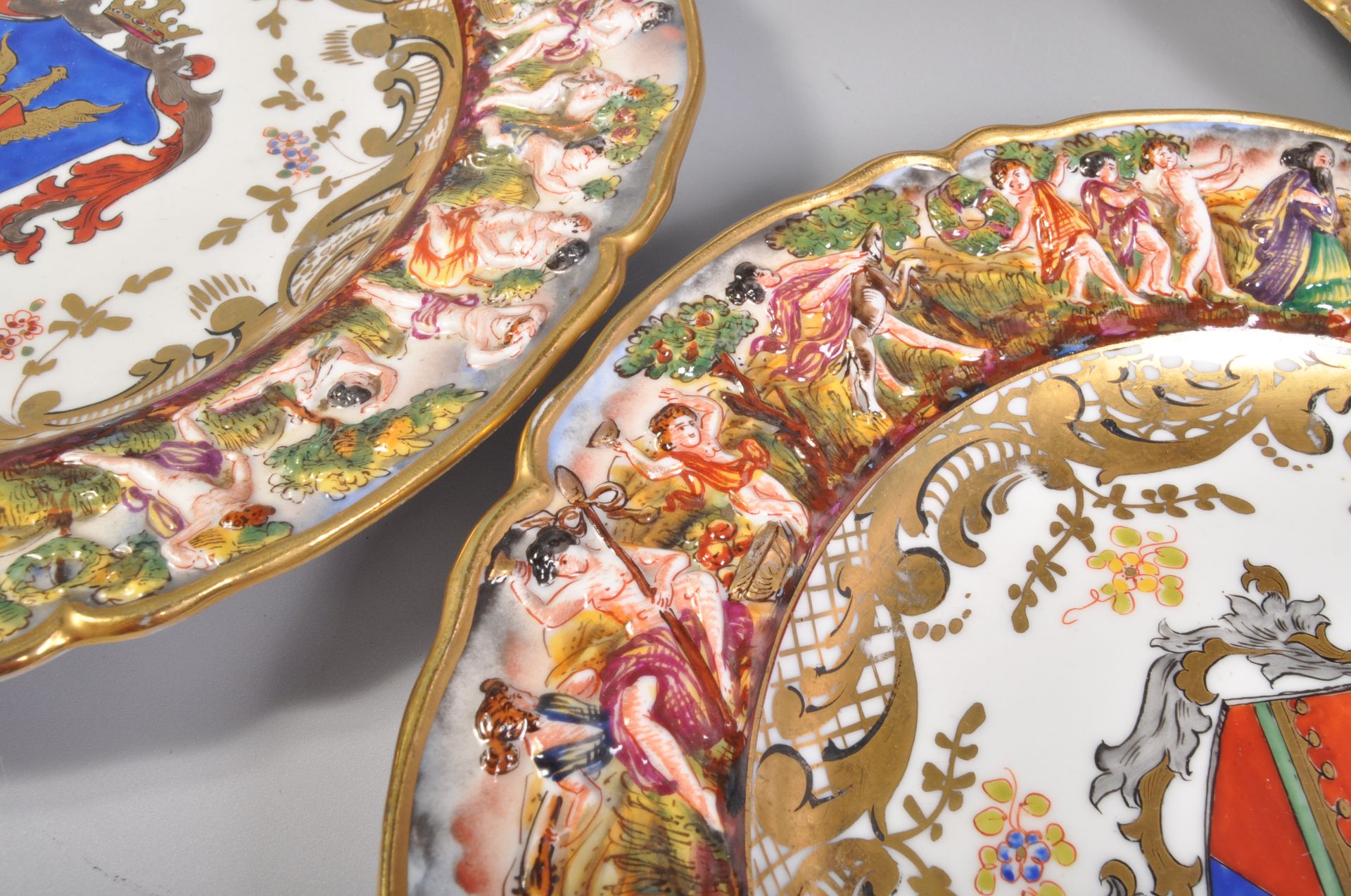 MATCHING SET OF SIX 19TH CENTURY ITALIAN CAPODIMONTE PLATES - Bild 3 aus 8