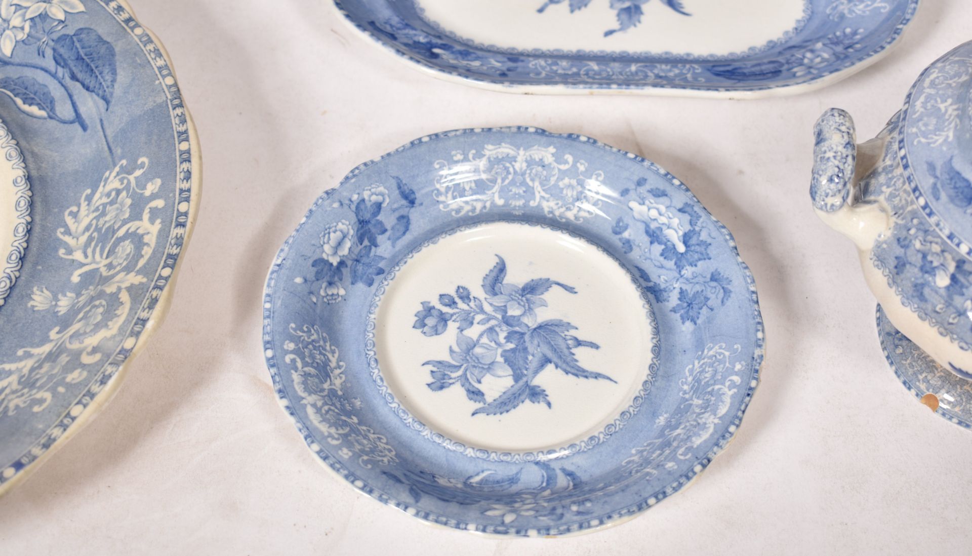 LARGE VICTORIAN SPODE BLUE & WHITE DINNER SERVICE - Image 8 of 14