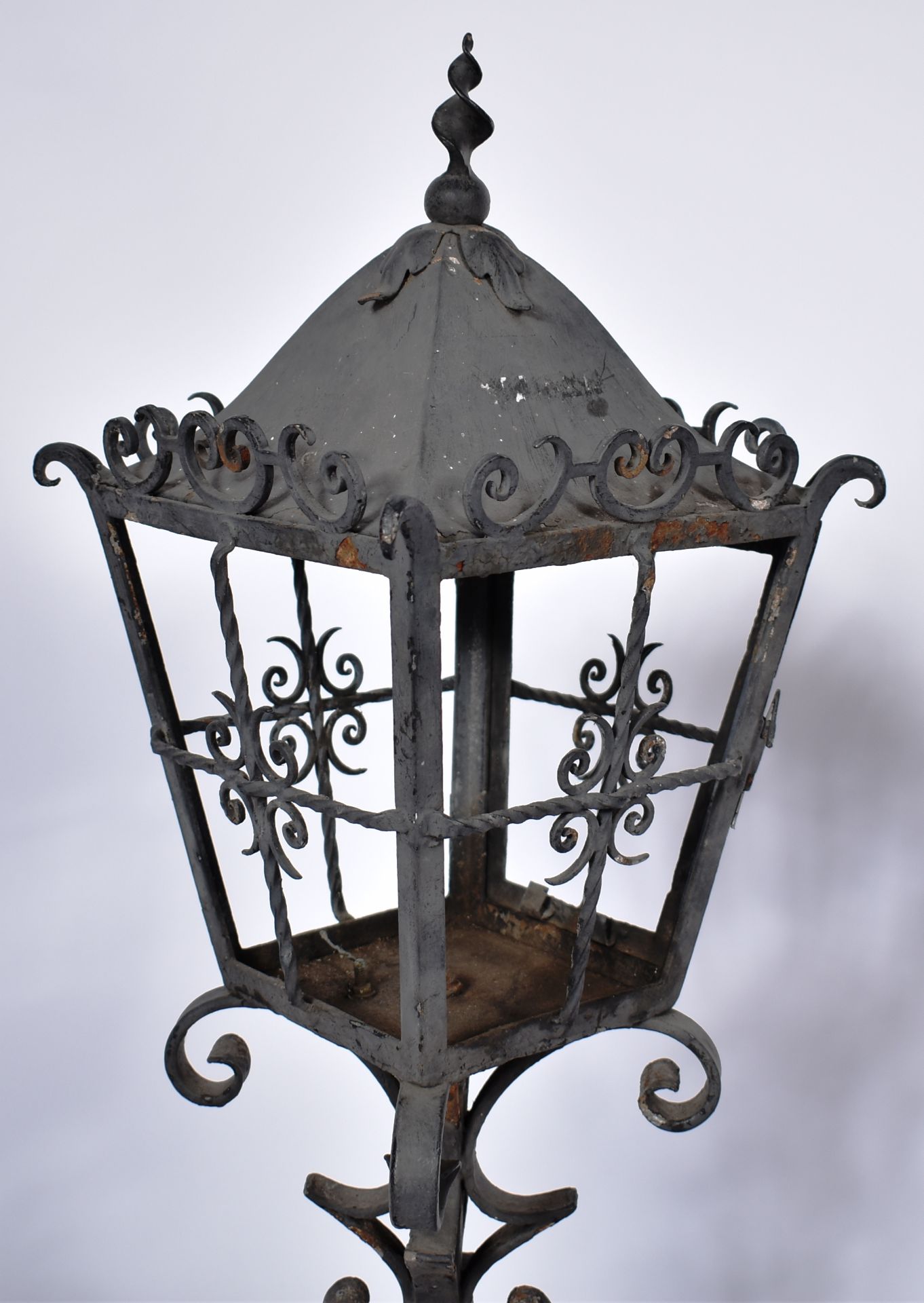 MATCHING PAIR OF VICTORIAN CAST IRON POST LANTERNS - Image 3 of 7