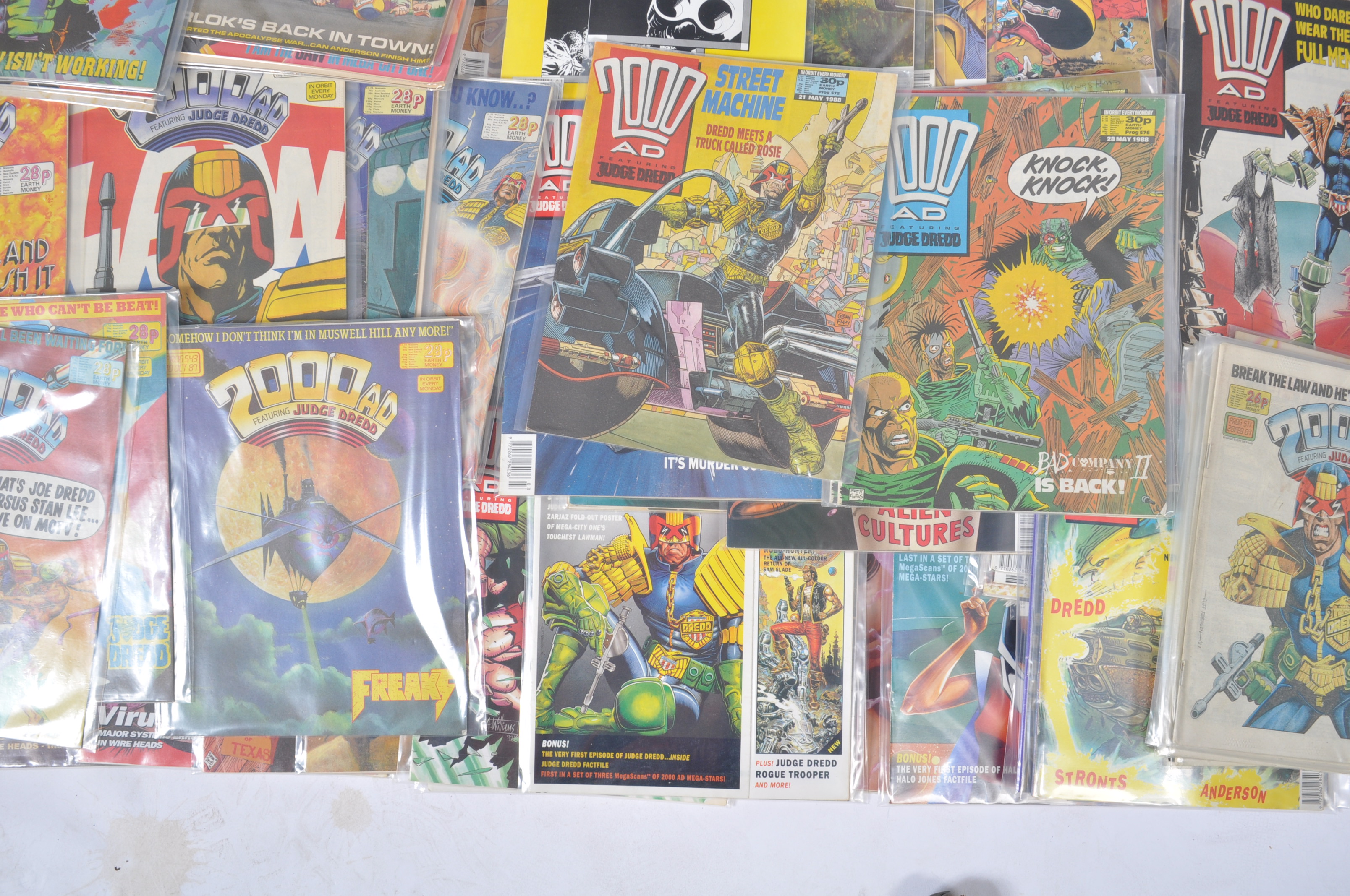 COMIC BOOKS - 2000AD - LARGE COLLECTION OF VINTAGE COMIC BOOKS - Image 5 of 17