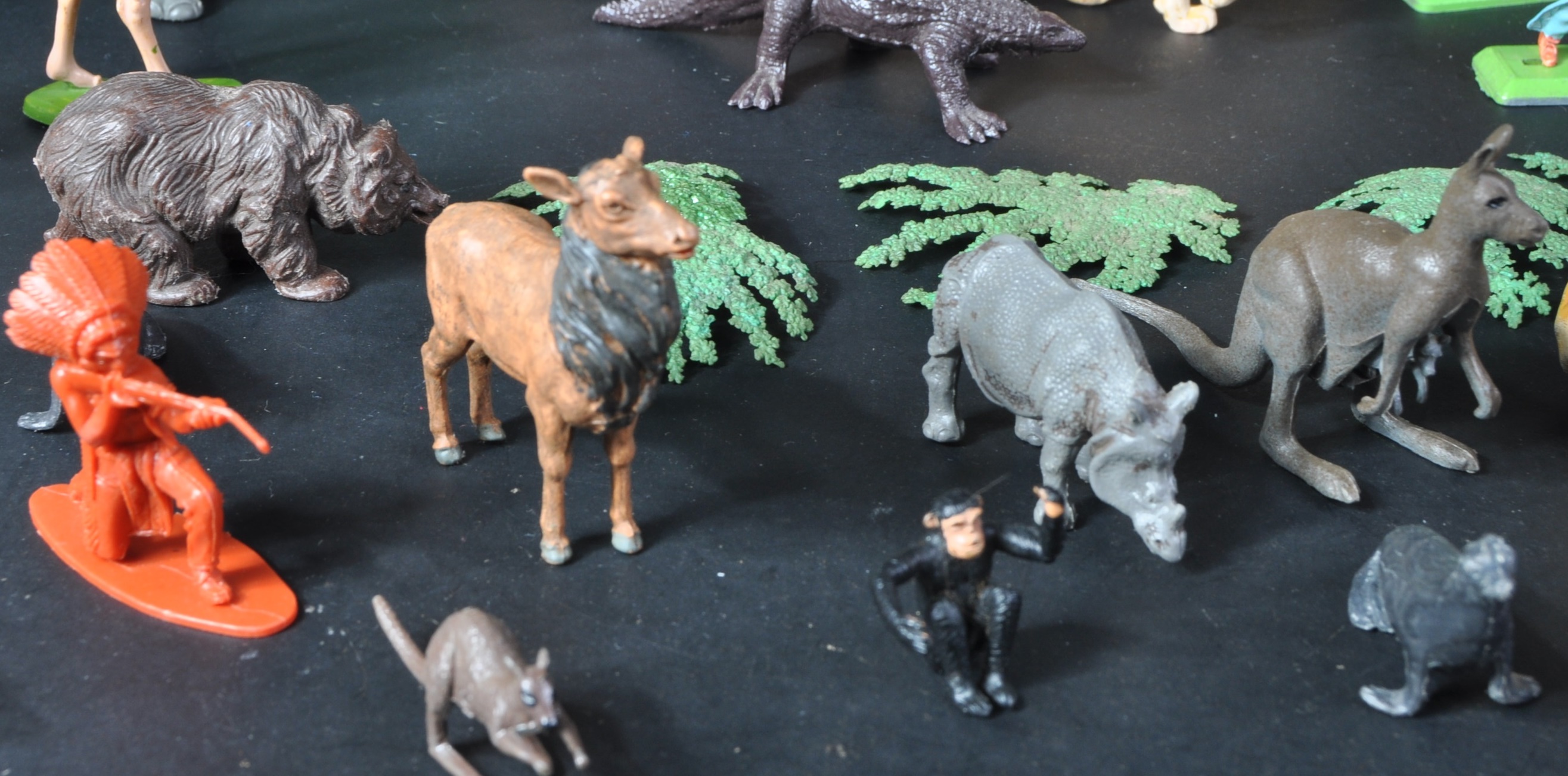 COLLECTION OF ASSORTED BRITAINS PLASTIC ZOO ANIMALS - Image 9 of 11