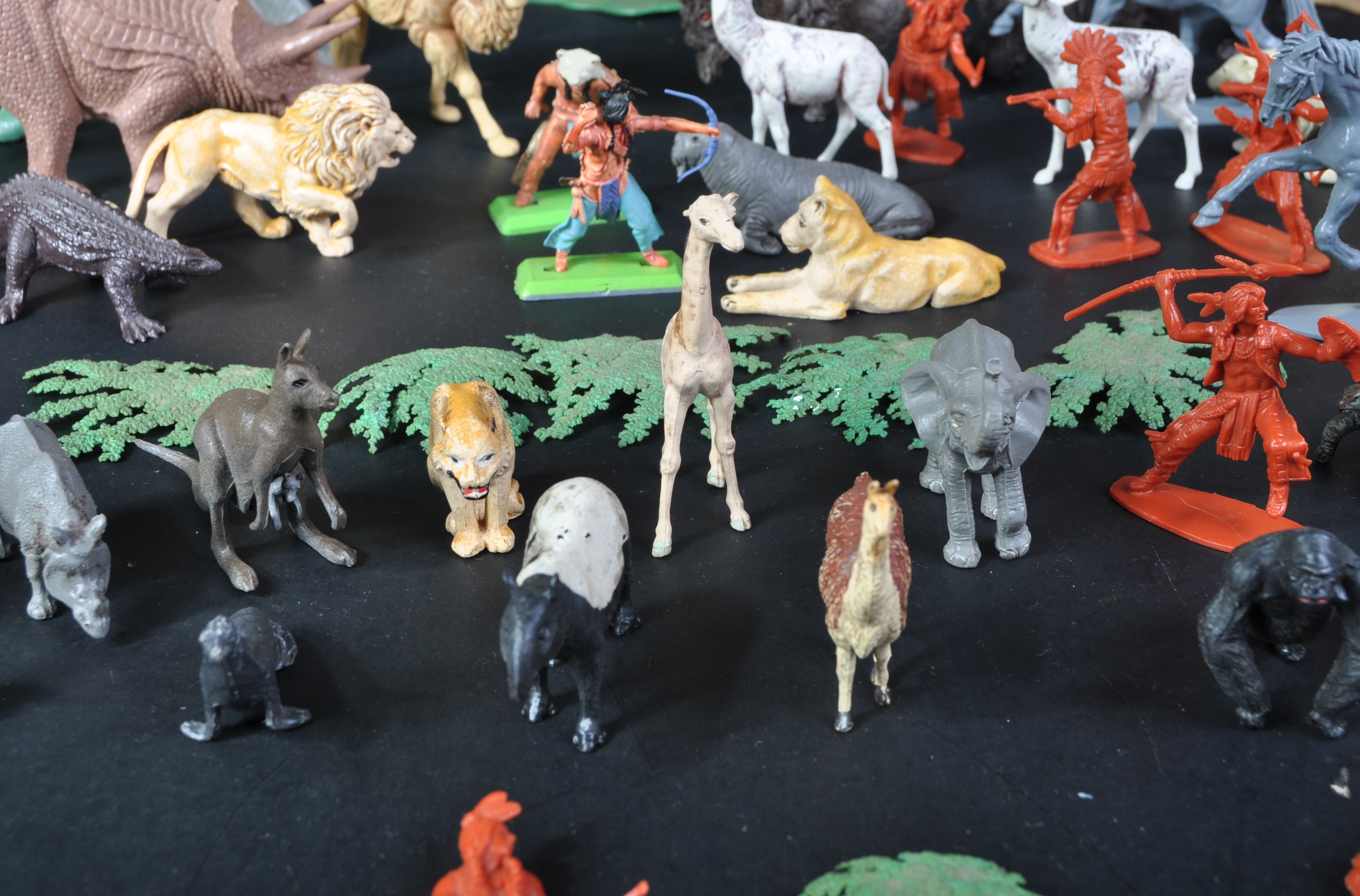 COLLECTION OF ASSORTED BRITAINS PLASTIC ZOO ANIMALS - Image 8 of 11