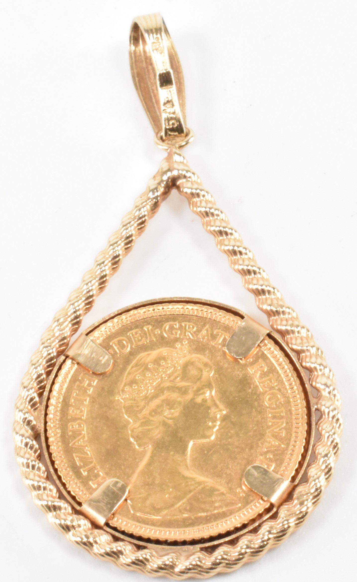 VINTAGE 1982 GOLD HALF SOVEREIGN IN GOLD MOUNT - Image 2 of 4